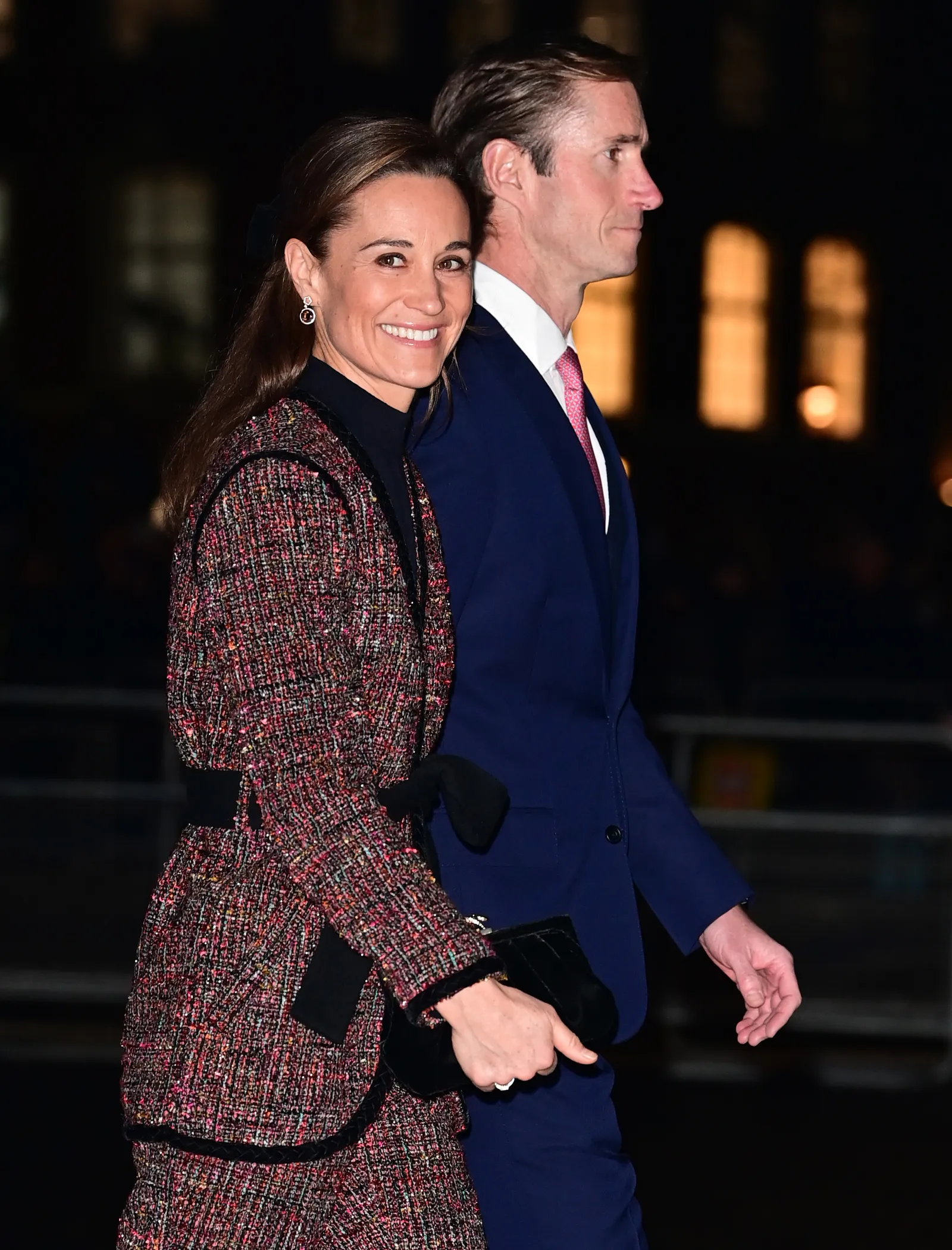 Pippa Middleton et son mari remportent une véritable bataille de contrôle Pippa Middleton et son mari James Matthews marchent côte à côte la nuit en route vers un service de Noël. Middleton....
