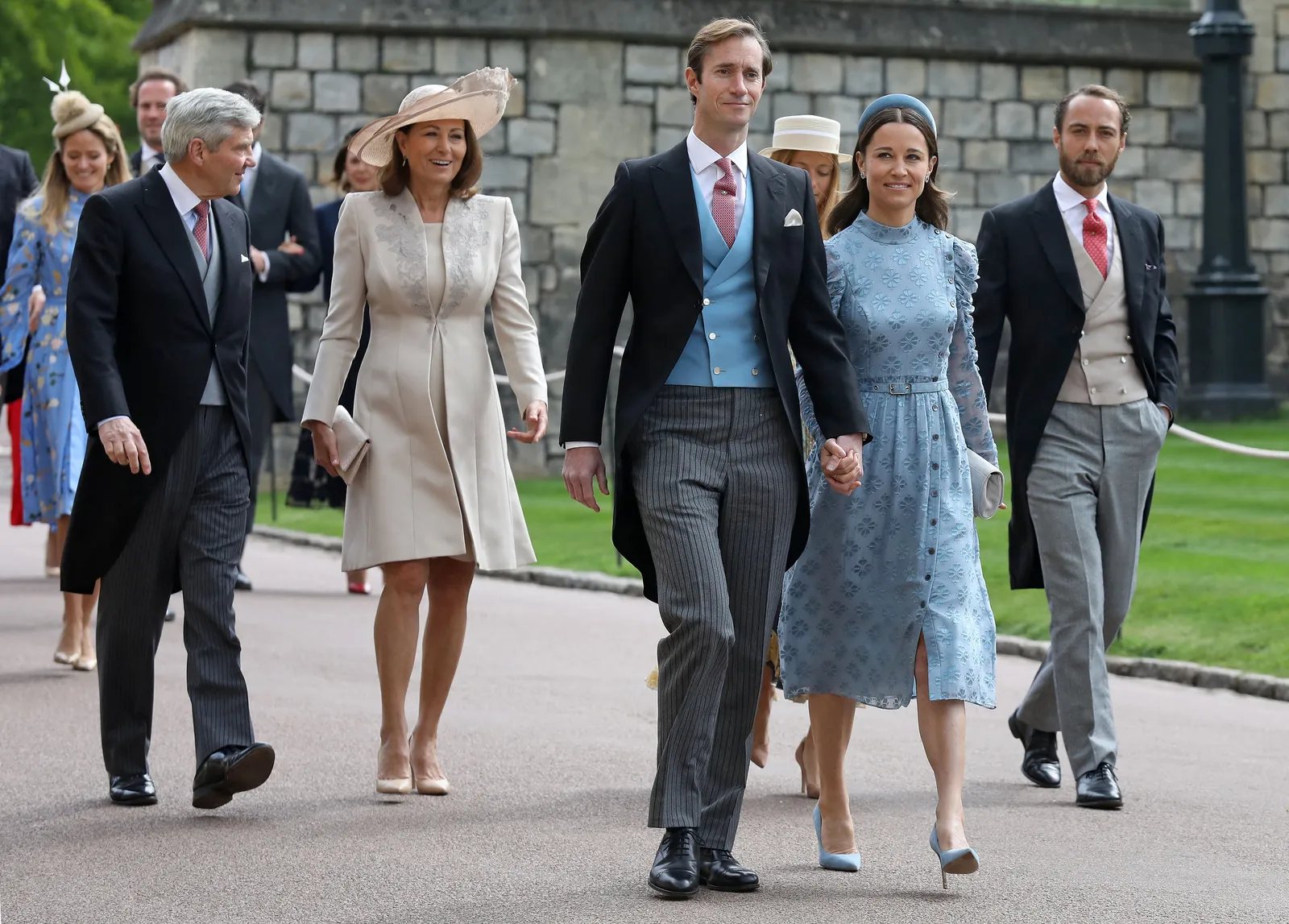 Pippa Middleton et son mari remportent une véritable bataille de contrôle Les membres de la famille Middleton se promènent dehors en route vers une cérémonie de mariage. Ils sont habillés formellement...
