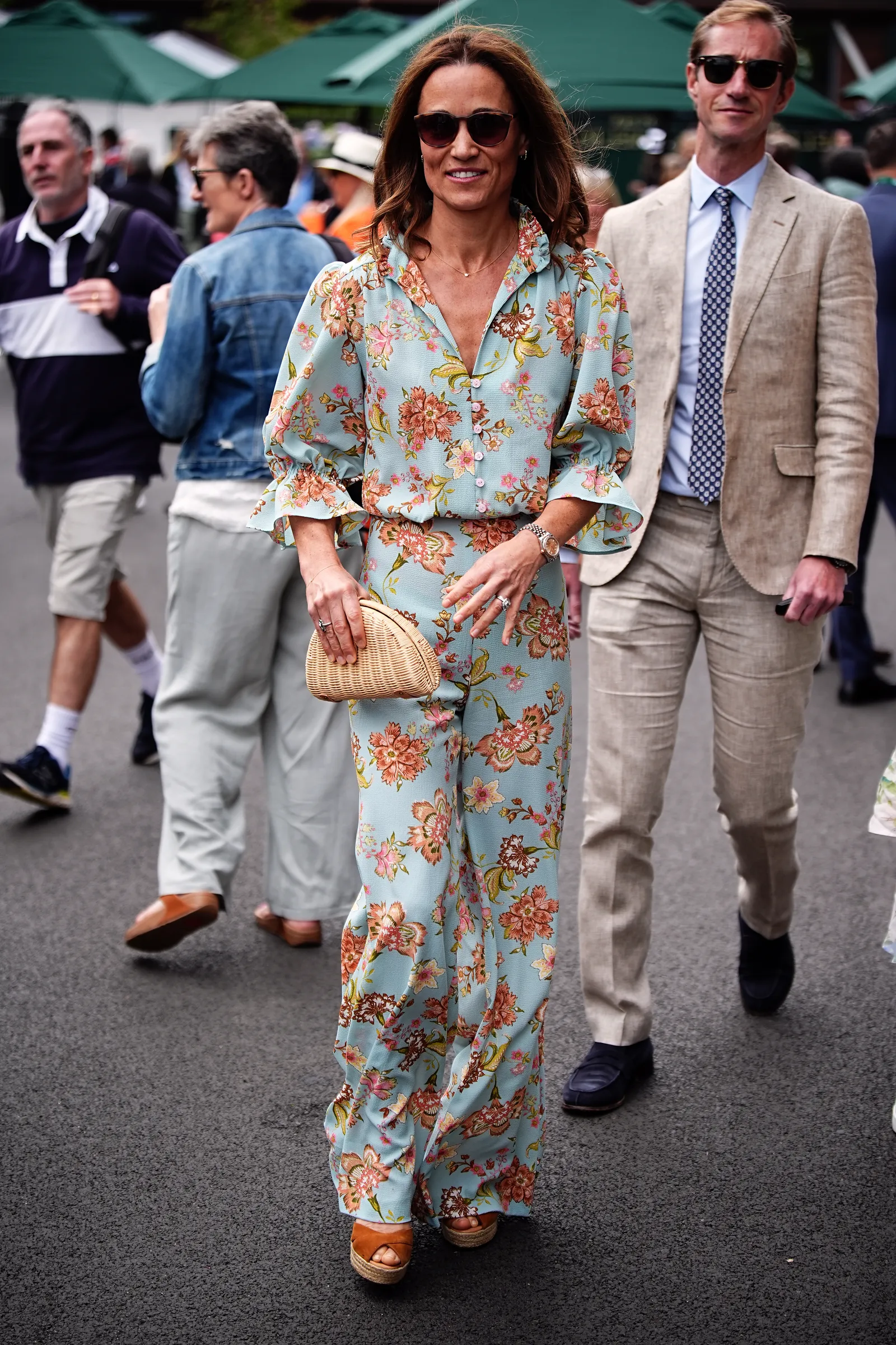 Pippa Middleton et son mari remportent une véritable bataille de contrôle L'image peut contenir Pippa Middleton Kraig Urbik Personne Vêtements Tenue de soirée Costume Accessoires et lunettes pour adultes