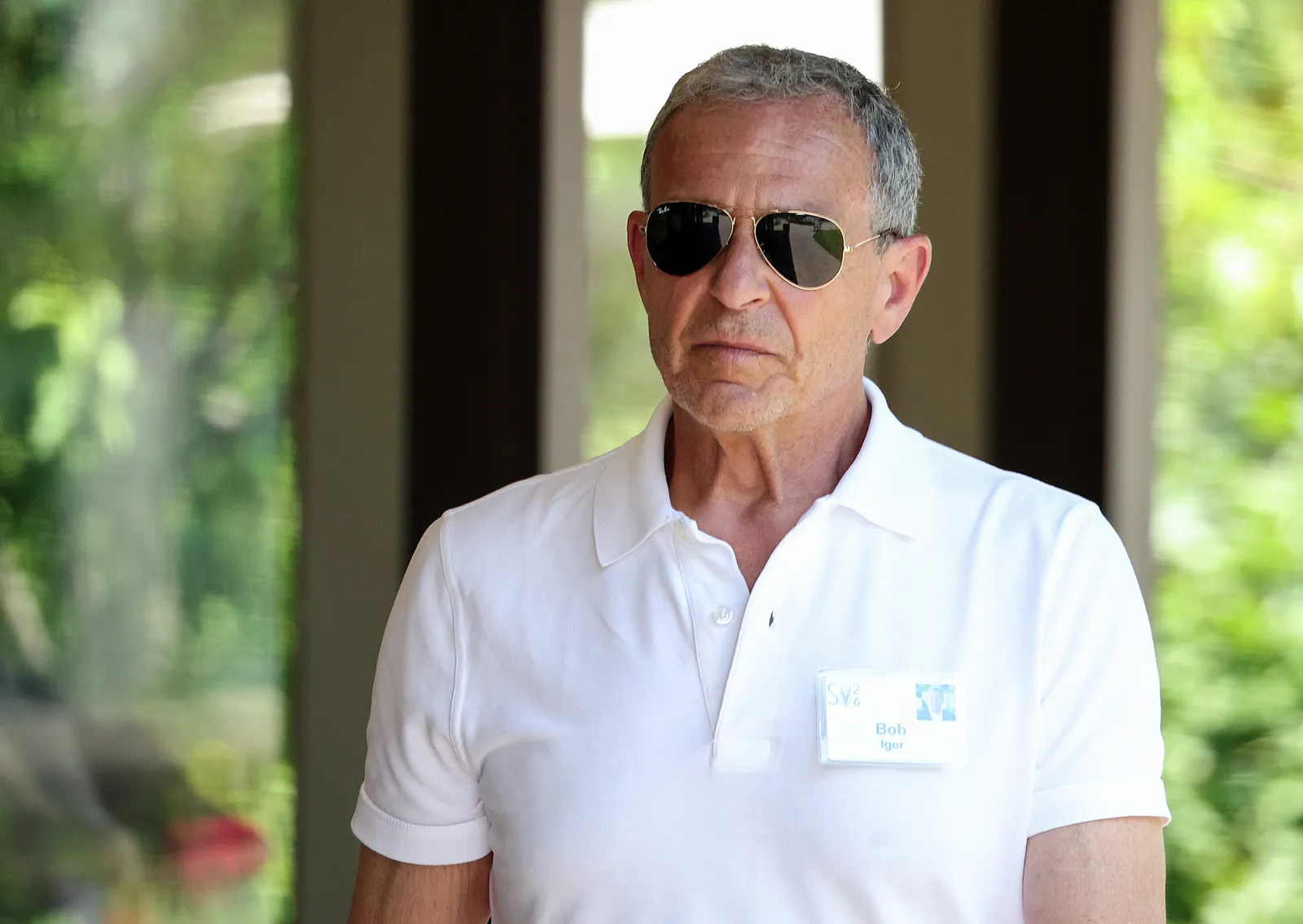 Bob contre Bob : dans un nouveau mémoire, Bob Chapek détaille son court passage à la tête de Disney et pourquoi il pense que Bob Iger l'a "miné" L'image peut contenir Bob Iger Accessoires Lunettes de soleil Personne adulte Vêtements Chemise Partie du corps Épaule Visage et tête