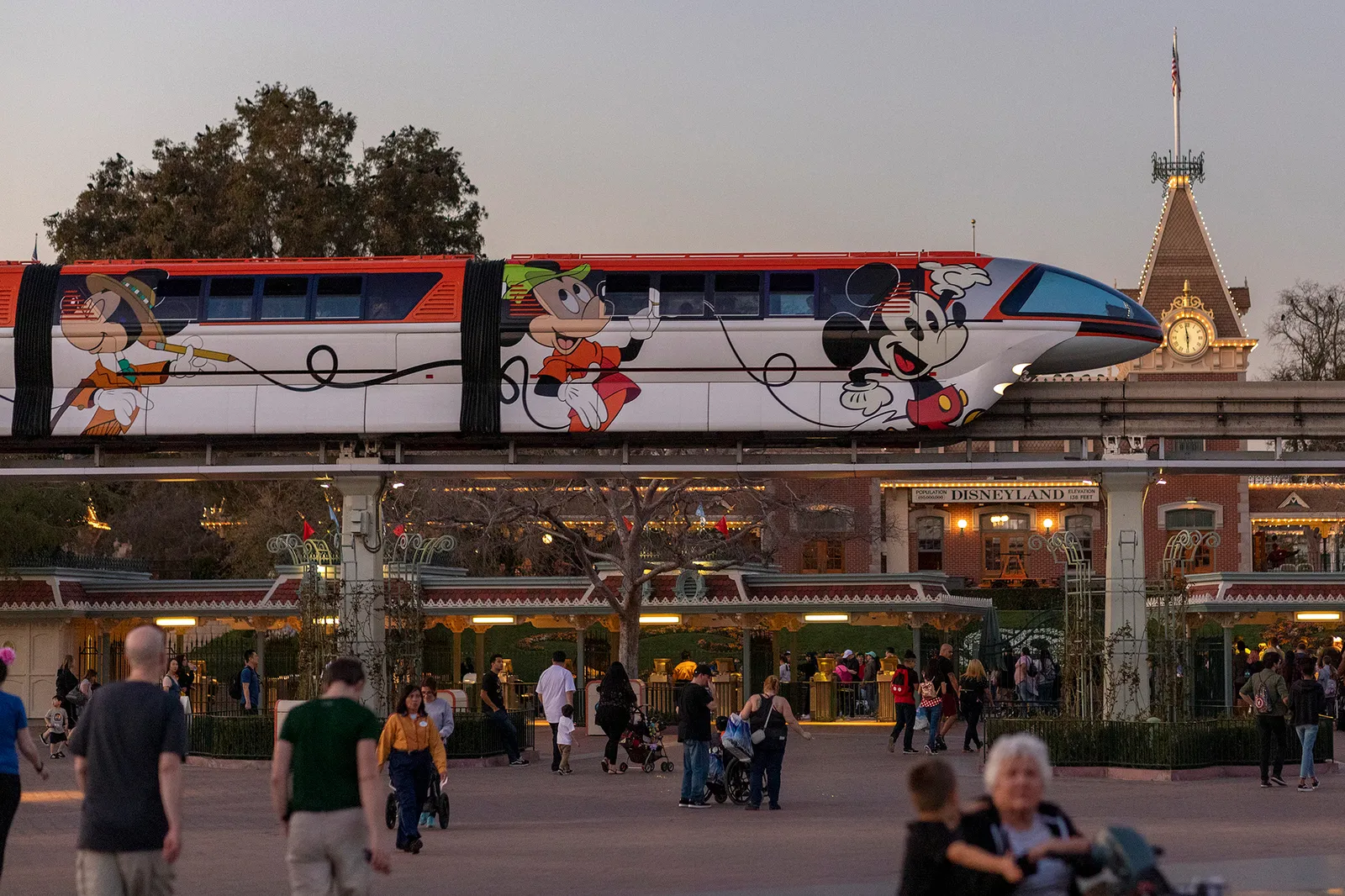 Bob contre Bob : dans un nouveau mémoire, Bob Chapek détaille son court passage à la tête de Disney et pourquoi il pense que Bob Iger l'a "miné" L'image peut contenir une personne urbaine adulte transport ferroviaire accessoires de ville sac à main bébé train et véhicule