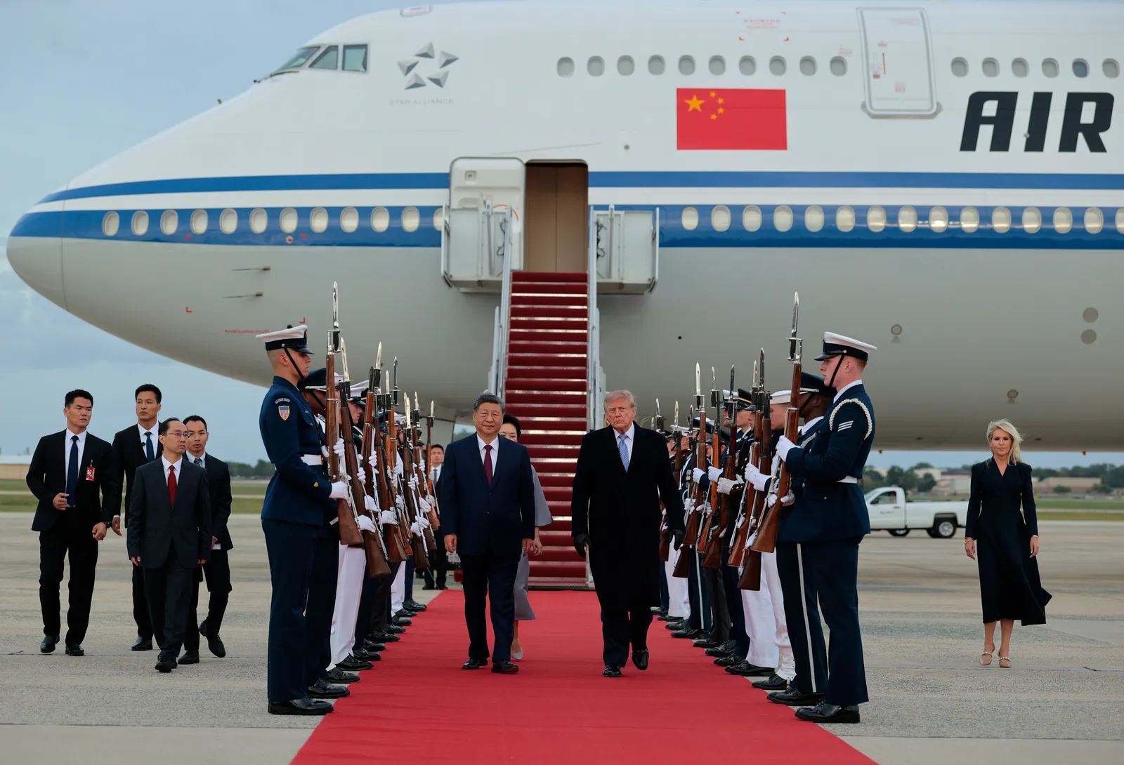 L'image contient peut-être Xi Jinping Bear Pascoe Brian Robiskie Donald Trump Soong Mayling Personnes Personne Adulte et Mode