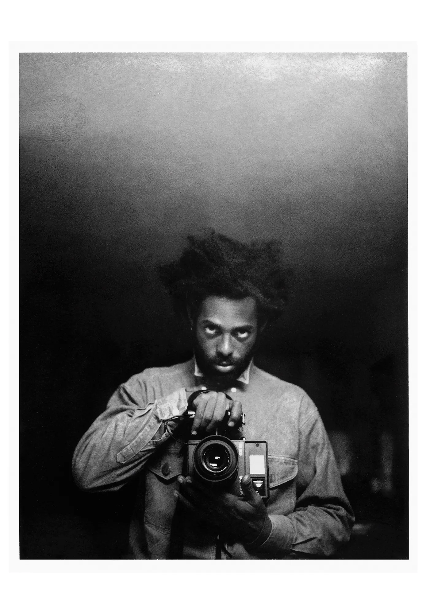 L'image contient peut-être une photographie Personne Photographe Visage Tête Portrait Appareil photo pour adulte Appareil photo électronique et vidéo