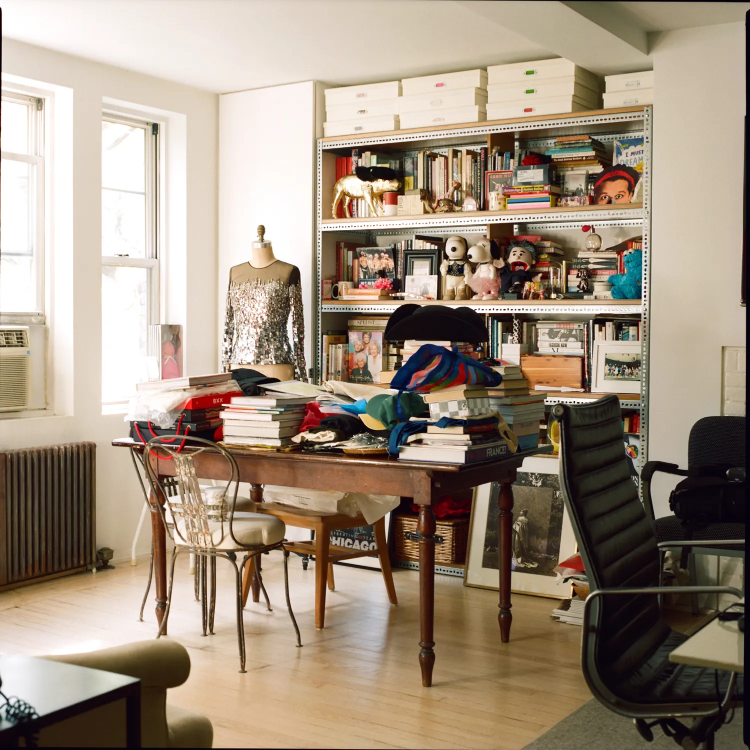 Isaac Mizrahi veut vous ramener en 1994 L'image peut contenir Isaac Mizrahi Meubles Table Bureau Chaise Personne Bibliothèque et intérieur