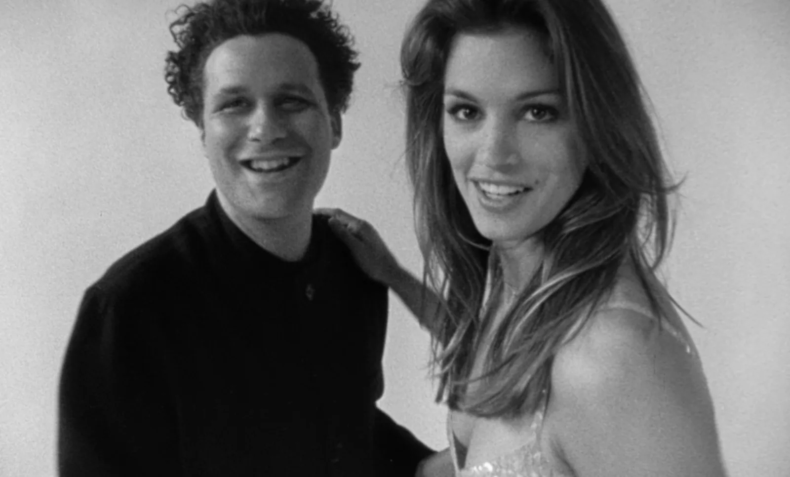 Isaac Mizrahi veut vous ramener en 1994 L'image peut contenir Cindy Crawford Isaac Mizrahi Visage Heureux Tête Personne Sourire Photographie Portrait Adulte et Mariage