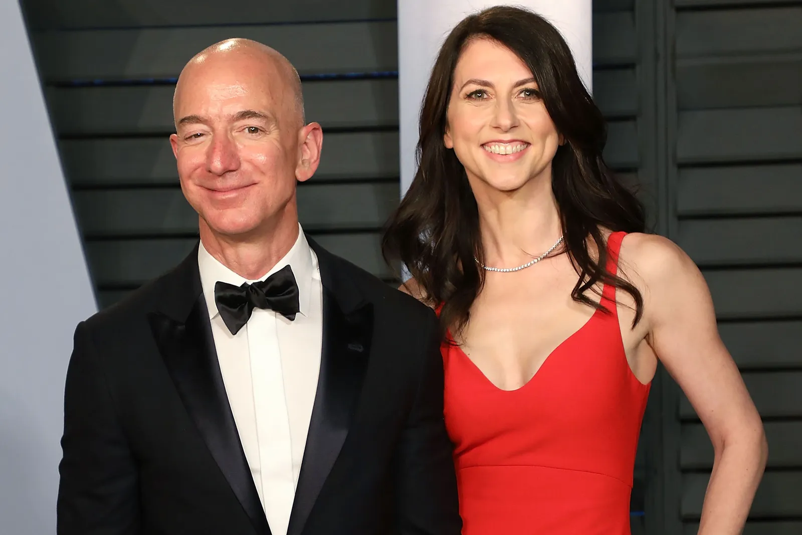 L'image peut contenir Mackenzie Bezos Jeff Bezos Vêtements de cérémonie Accessoires de costume Cravate Blazer Manteau et veste