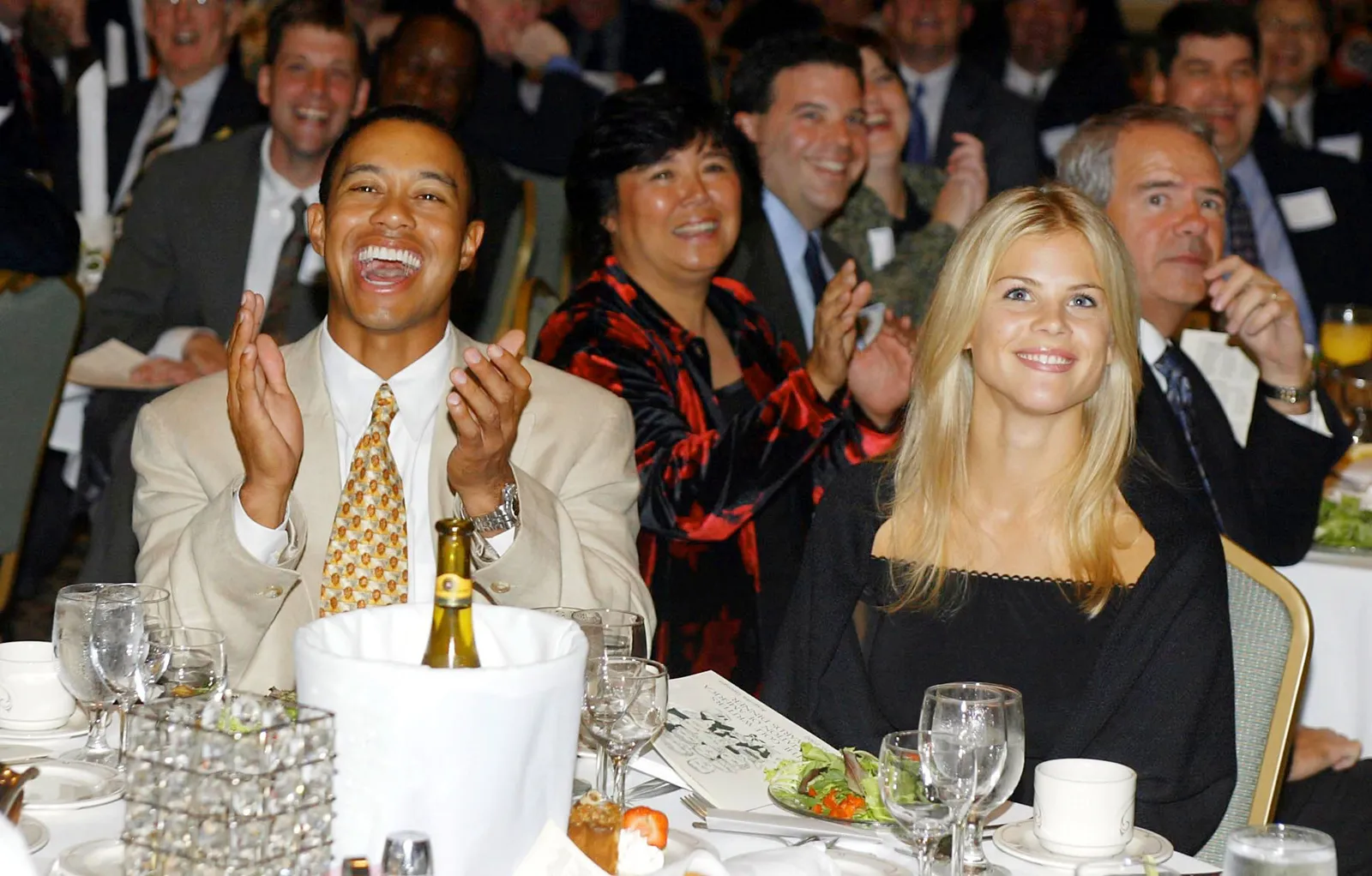 L'image peut contenir Tiger Woods Yumiko Kokonoe Laura Codruța Kövesi Personne adulte Tête de mariage et accessoires