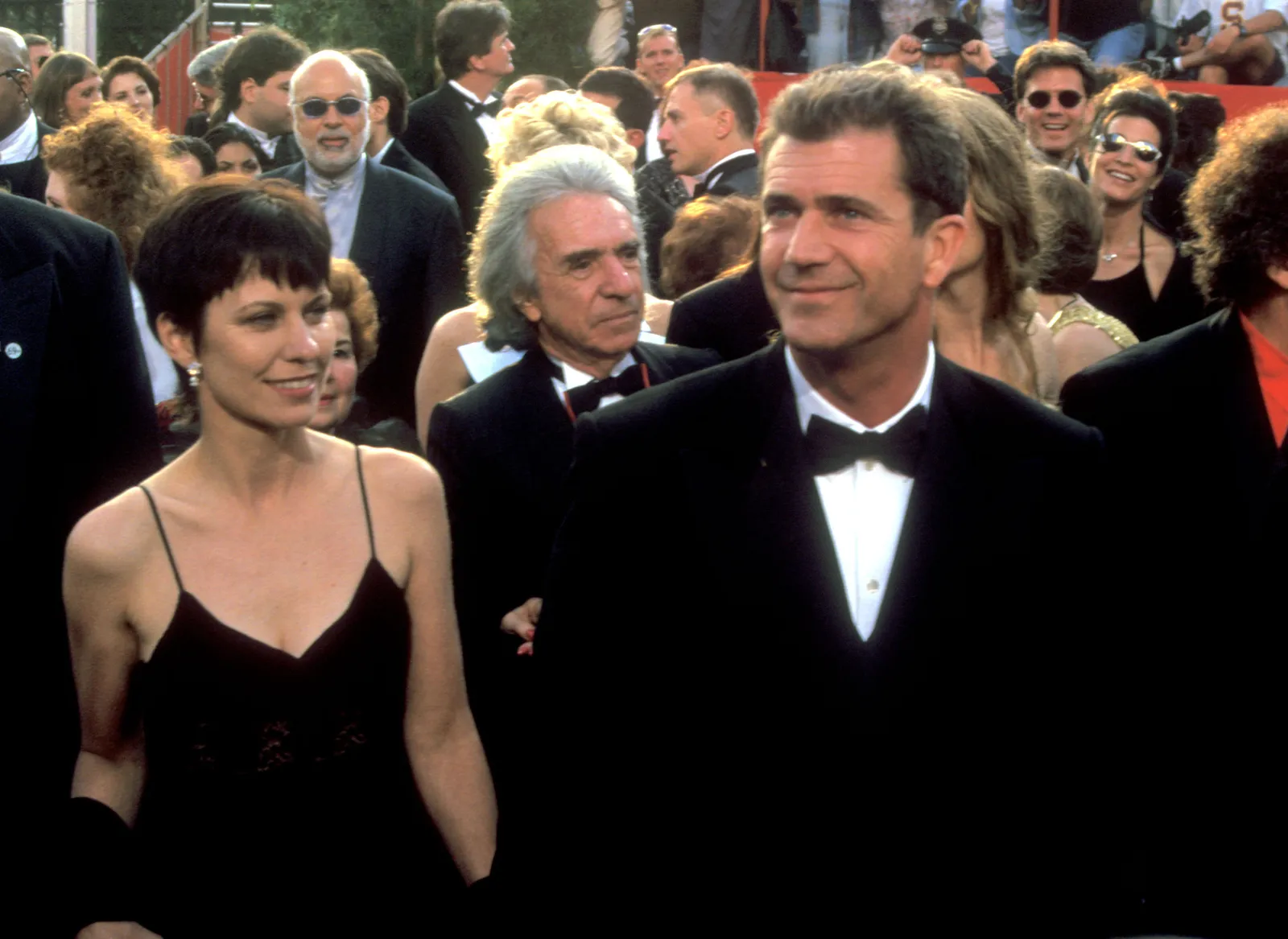 L'image peut contenir Mel Gibson Ren Anglil Franck Sauze James Conner Vêtements Tenue de soirée Costume Smoking et mode