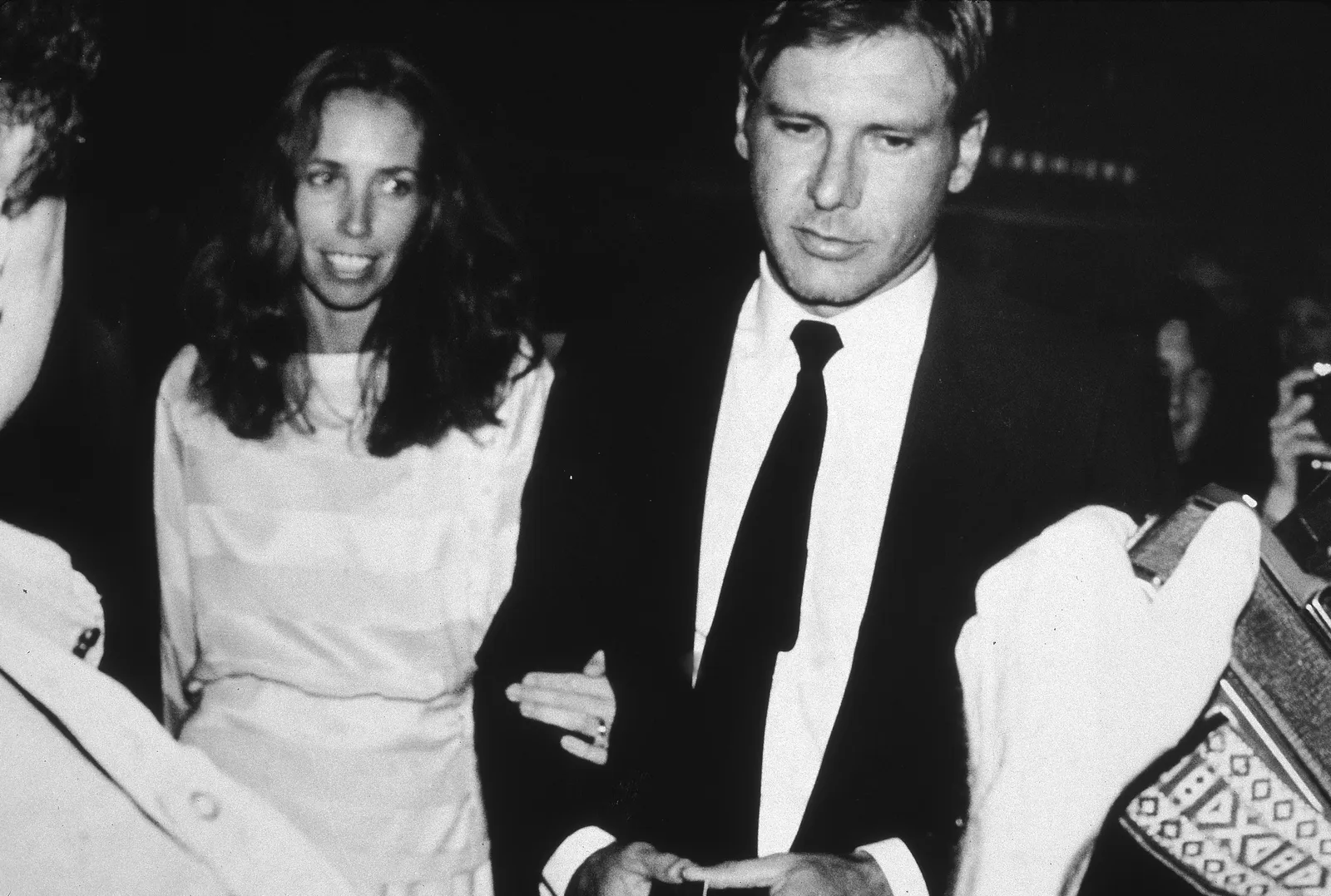 L'image peut contenir Harrison Ford Melissa Mathison Vêtements Tenue de soirée Accessoires de costume Cravate Chemise de smoking et adulte