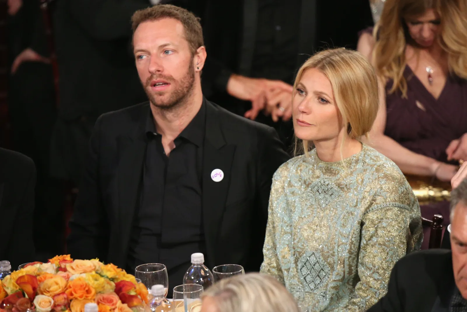 L'image peut contenir Chris Martin Gwyneth Paltrow Personne adulte Photobombing Accessoires Bijoux Bague Visage et tête