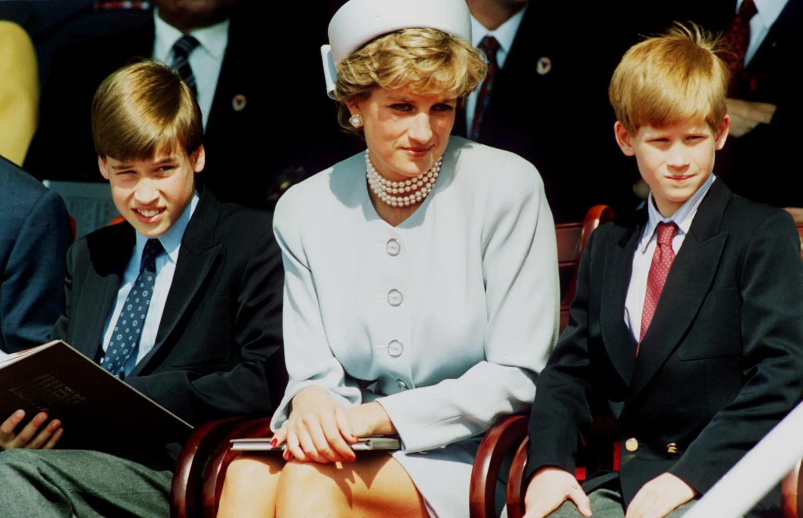 L'image peut contenir Diana, princesse de Galles, personne, accessoires pour adultes, bijoux, collier, visage, tête, vêtements de cérémonie et cravate.