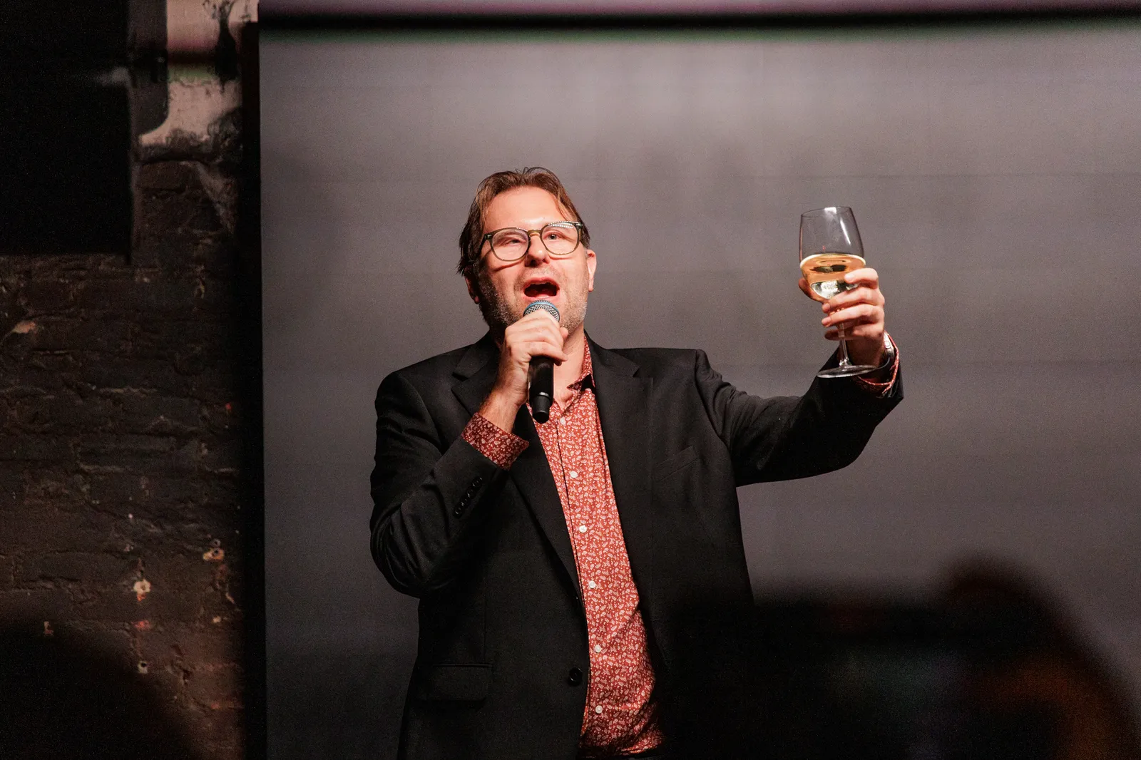 L'image contient peut-être Eric Wareheim Appareil électrique Microphone Interprète Personne Performance solo Personnes adultes et visage
