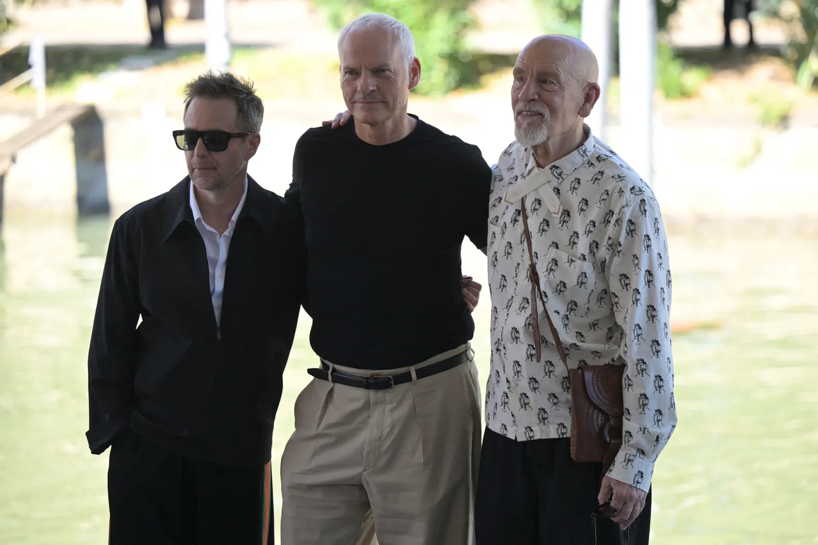 À Venise, Hollywood ne veut parler que de politique L'image peut contenir John Malkovich Henry Kravis Sam Rockwell Visage Tête Personne Photographie Portrait et Blouse