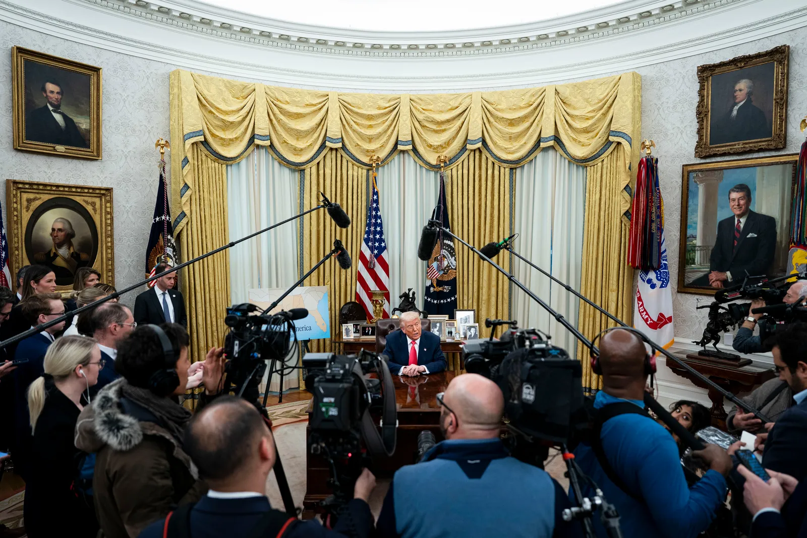 L'image peut contenir une personne adulte et une foule de Donald Trump