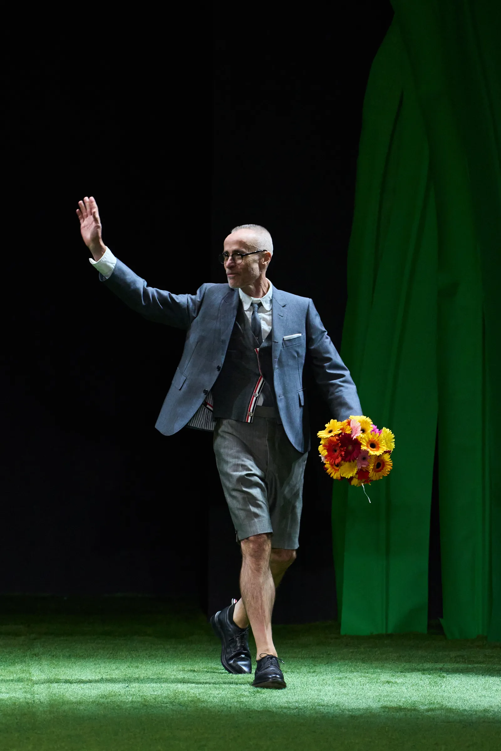 Kai Schreiber s'est senti "comme une licorne" dans le Buggy NYFW Show de Thom Browne L'image peut contenir Thom Browne Interprète Personne Performance solo Blazer Vêtements Manteau Veste Adulte Fleur et Pétale