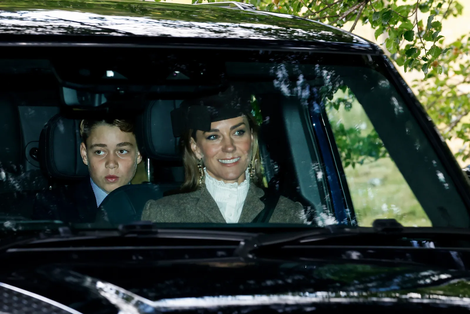 L'image contient peut-être Visage Tête Personne Photographie Portrait Voiture Transport Véhicule Adulte Mariage et personnes