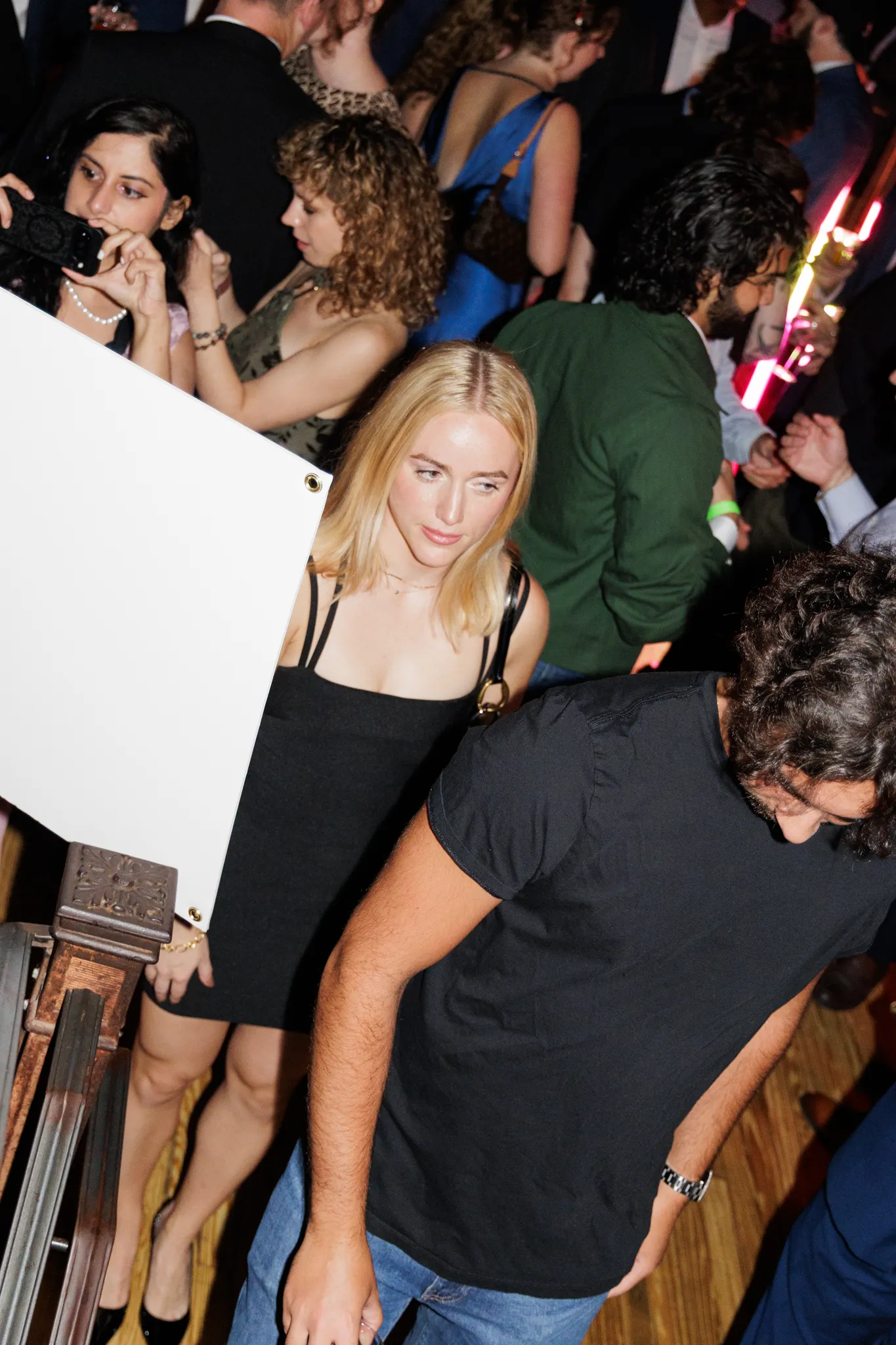 L'image peut contenir un visage de mariage et une boîte de nuit d'une personne adulte urbaine Photobombing Club
