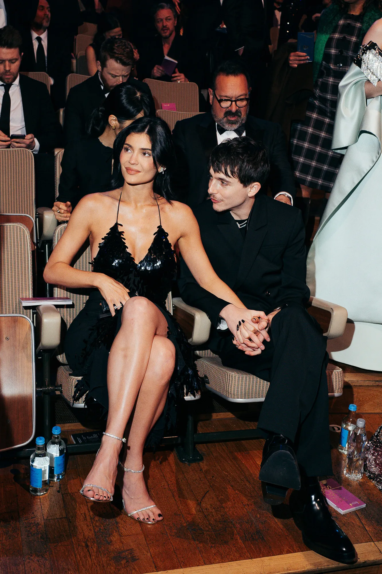 L'emblématique McQueen de Naomi Campbell et la robe la plus célèbre d'Yves Saint Laurent : dans les coulisses du défilé le plus intrigant de la Fashion Week de New York L'image peut contenir Kylie Jenner Timothe Chalamet James Mangold Jack Lowden James McAvoy Personne Adulte et Mariage
