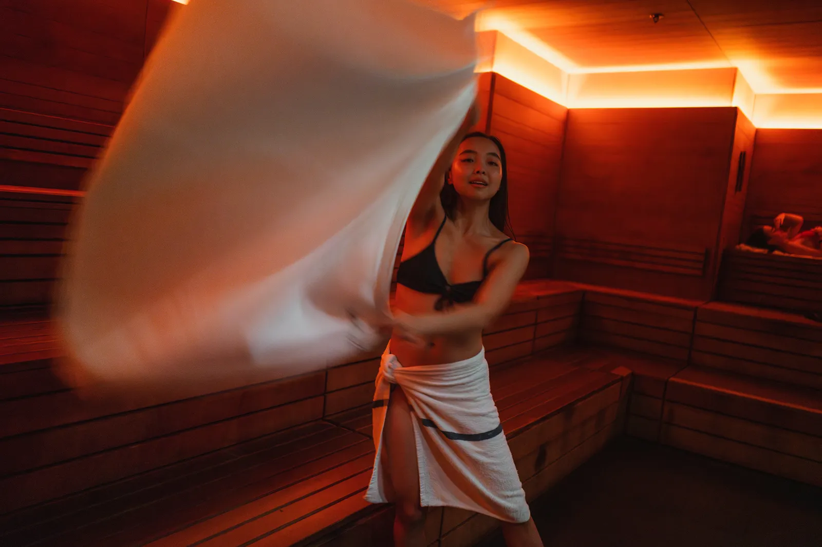 Le bien-être a un nouveau sport – et il fait très, très chaud L'image peut contenir le visage d'une personne adulte et un sauna