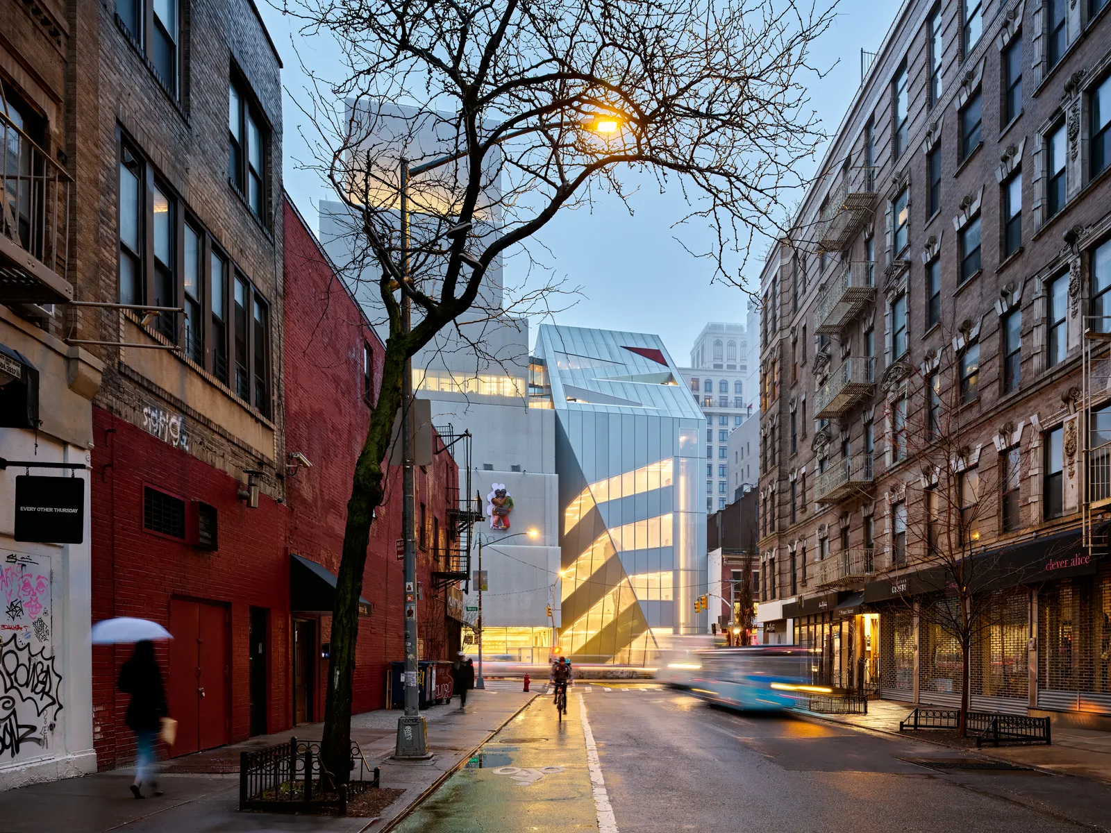 L'image peut contenir Ville Urbain Route Rue Architecture Bâtiment Paysage urbain Quartier et personne