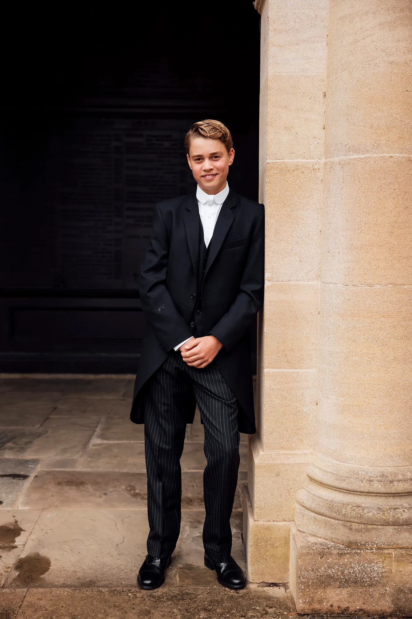 Queues, Stick-Ups et Bum-Freezers, oh mon Dieu ! Décoder les uniformes scolaires britanniques L'image peut contenir des vêtements de Prince George de Cambridge, tenue de soirée, costume, manteau debout, blazer et veste pour adulte.