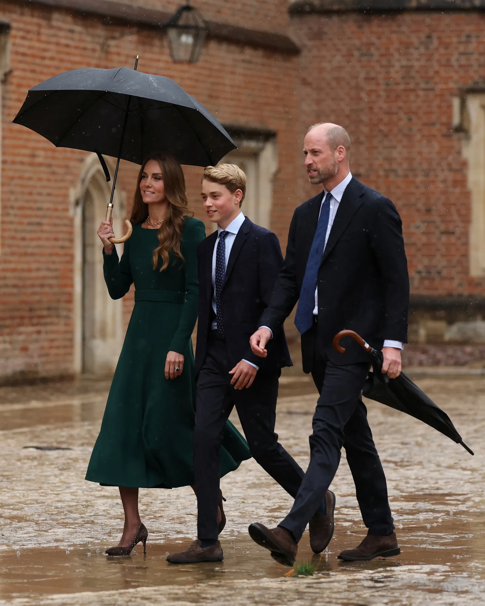 L'image peut contenir le prince William, duc de Cambridge, le prince George de Cambridge, personne, vêtements pour adultes, manteau et blazer.