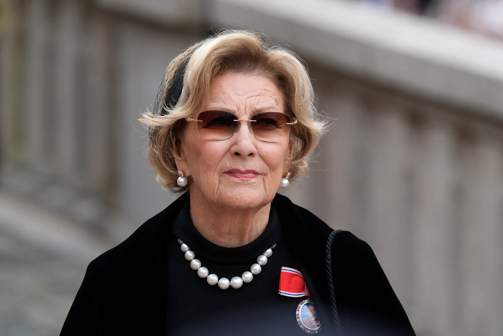 L'image peut contenir la reine Sonja de Norvège Personne Accessoires pour adultes Bijoux Collier Tête Visage et photographie