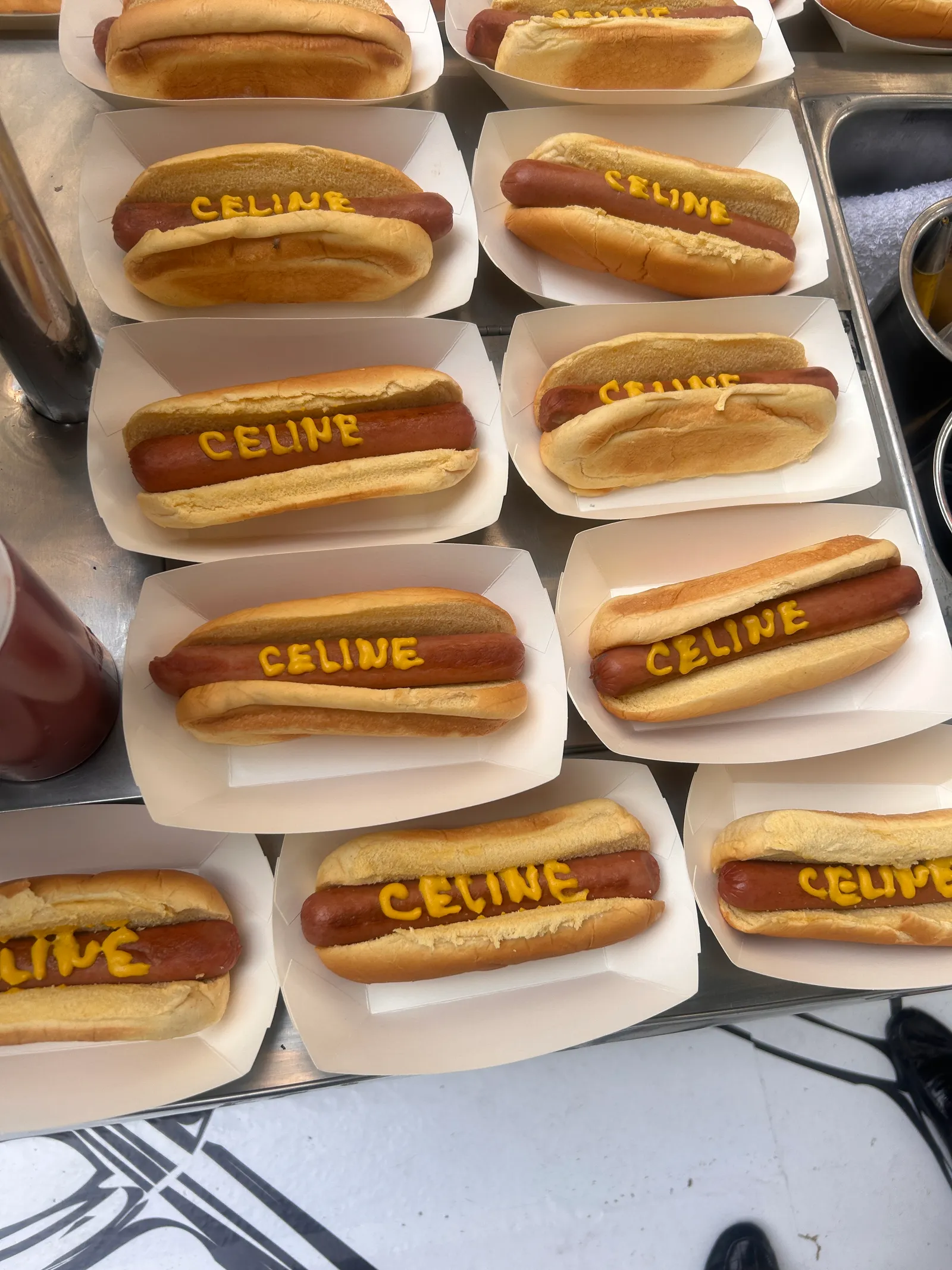 L'image peut contenir de la nourriture, une assiette et une tasse à pain pour hot-dog