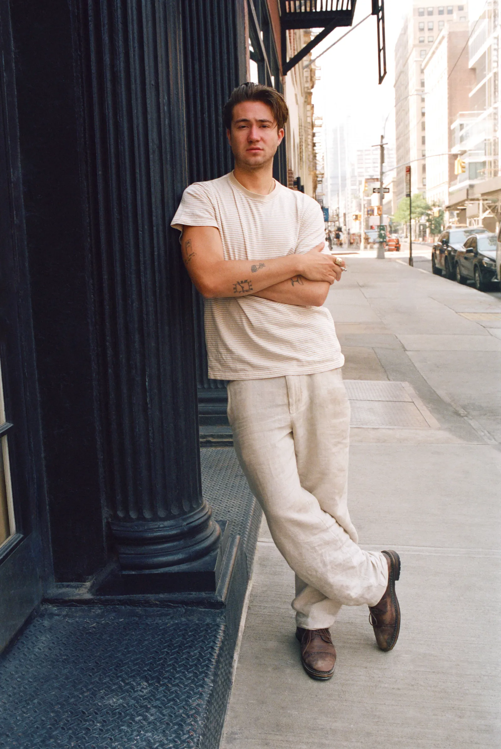 Move Over, Chelsea : Tribeca est la nouvelle Mecque des galeries de New York L'image peut contenir George McNally Vêtements Pantalon Personne debout Visage Tête Photographie Portrait Adulte Ville et route