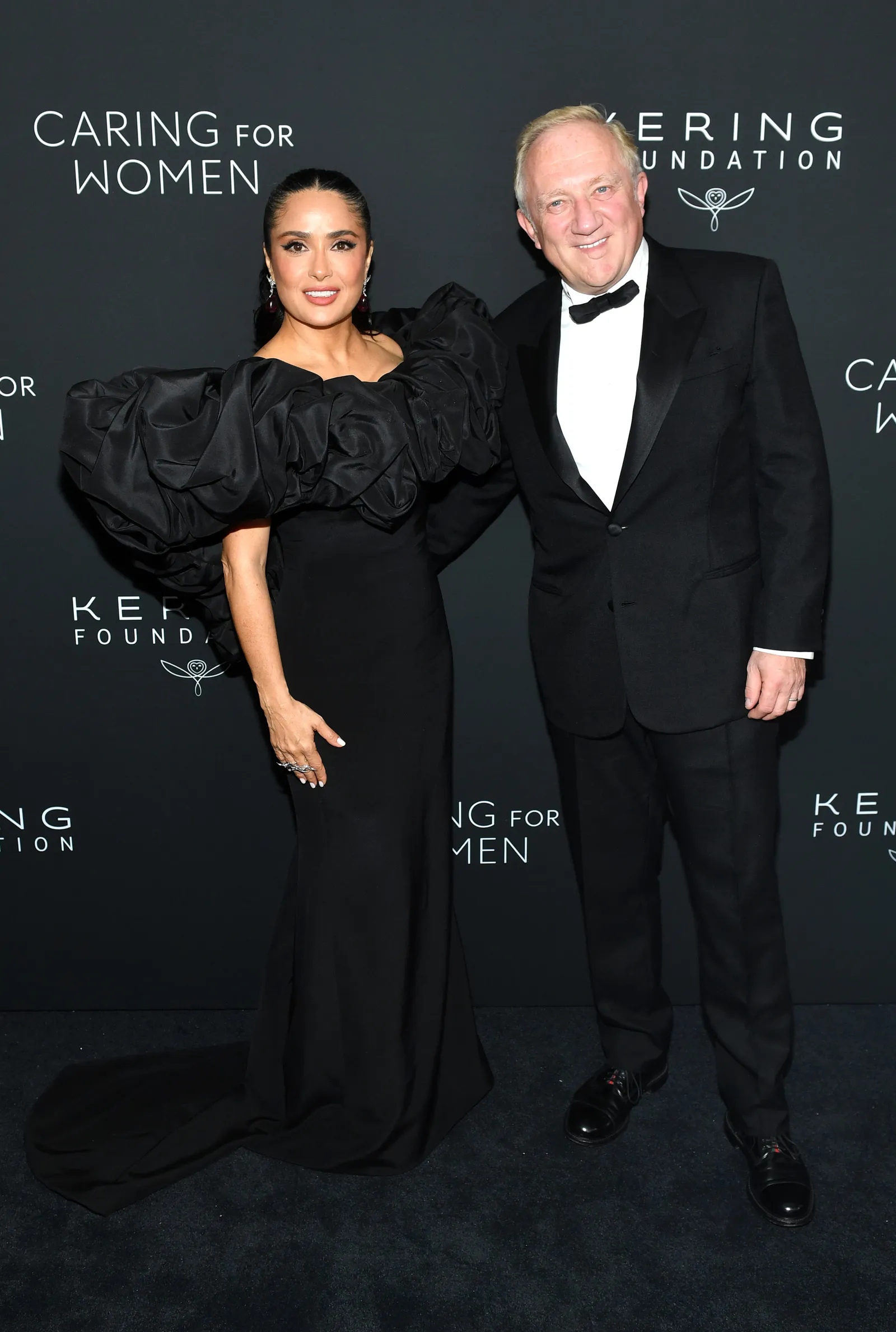 Salma Hayek Pinault, Paris Hilton et Simone Biles ont invité la fête au dîner Caring for Women de Kering L'image peut contenir FrançoisHenri Pinault Salma Hayek Vêtements Tenue de soirée Costume Mode Personne adulte Smoking et visage