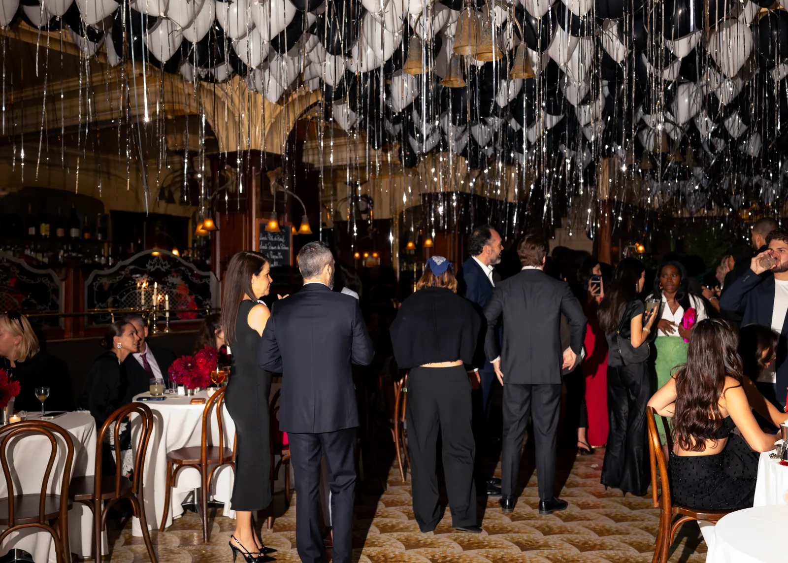 L'image peut contenir Giovanna Fletcher Vêtements Tenue de soirée Costume Personne adulte Lustre Lampe Personnes et intérieur