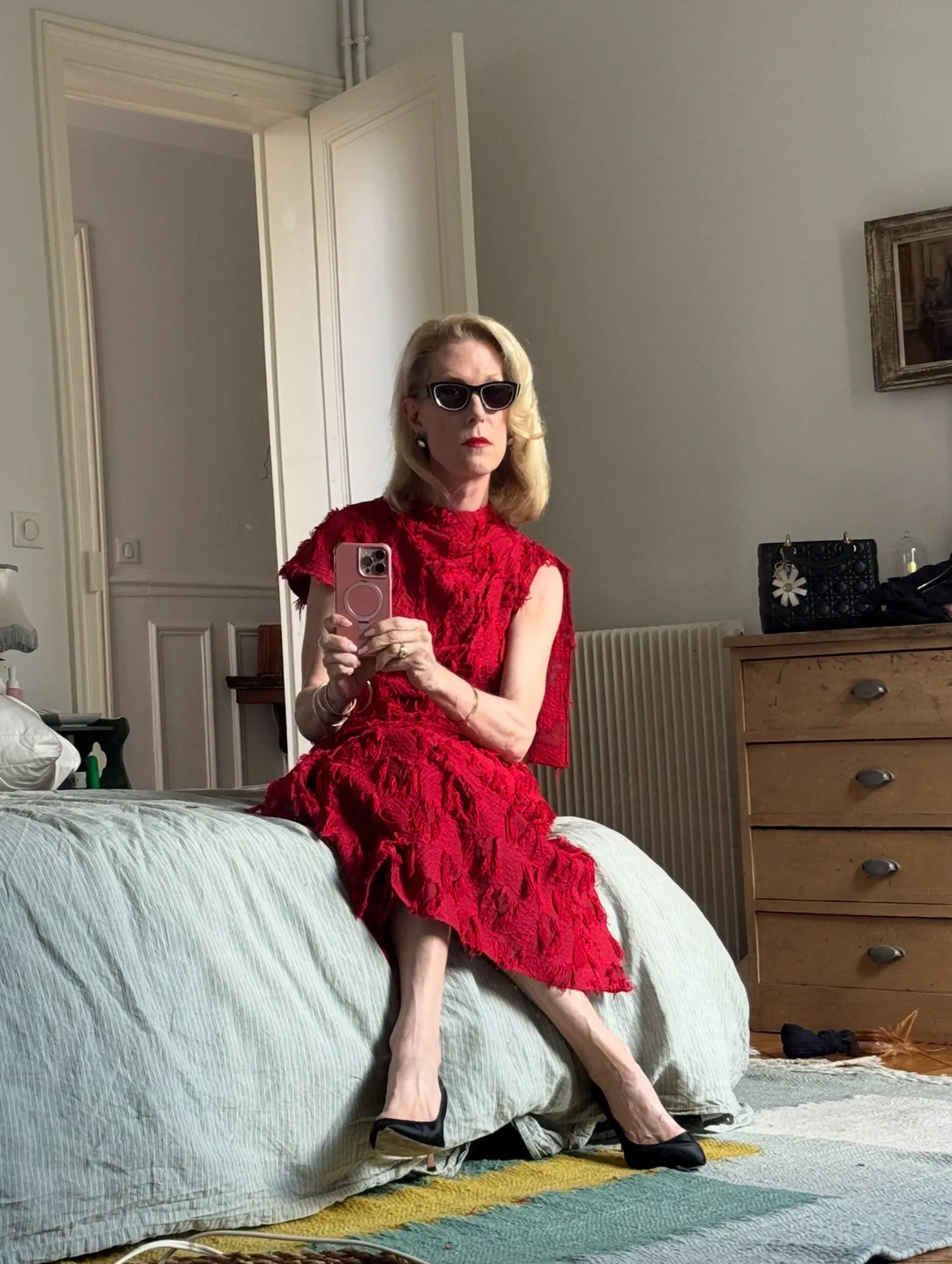 Justin Vivian Bond, star internationale du cabaret et génie certifié, a joué un rôle au cinéma pour explorer leur « pire cauchemar » L'image peut contenir Justin Vivian Bond Personne assise Meubles Vêtements pour adultes Jupe Appareil photo et électronique