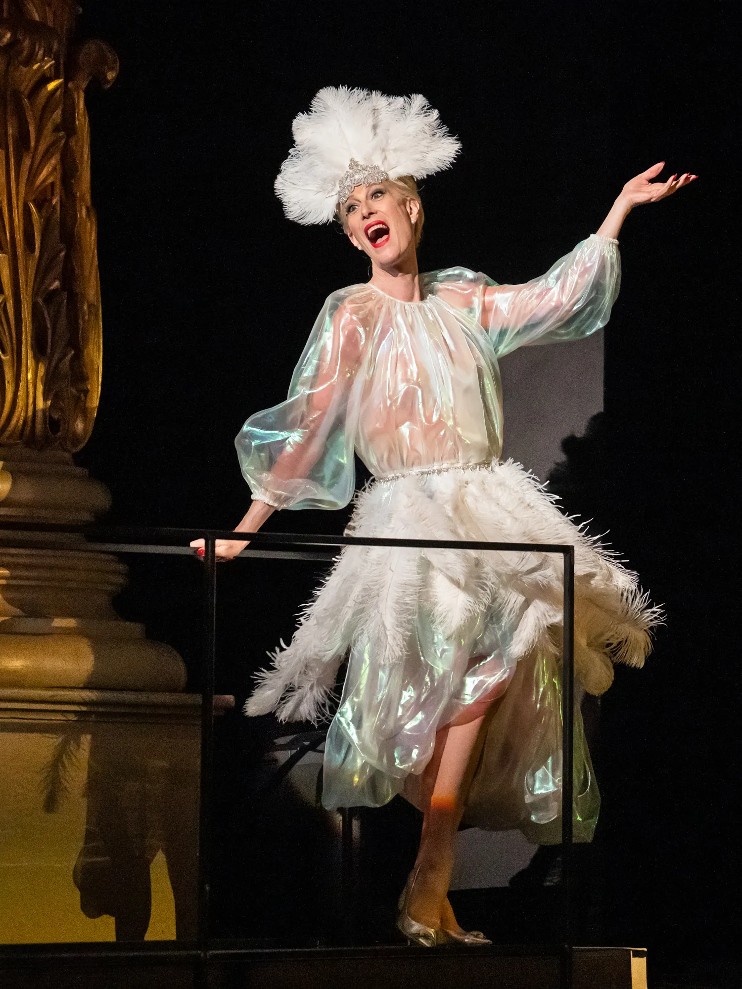 Justin Vivian Bond, star internationale du cabaret et génie certifié, a joué un rôle au cinéma pour explorer leur « pire cauchemar » L'image contient peut-être Justin Vivian Bond Interprète Personne Performance solo Adulte Danse Activités de loisirs et visage