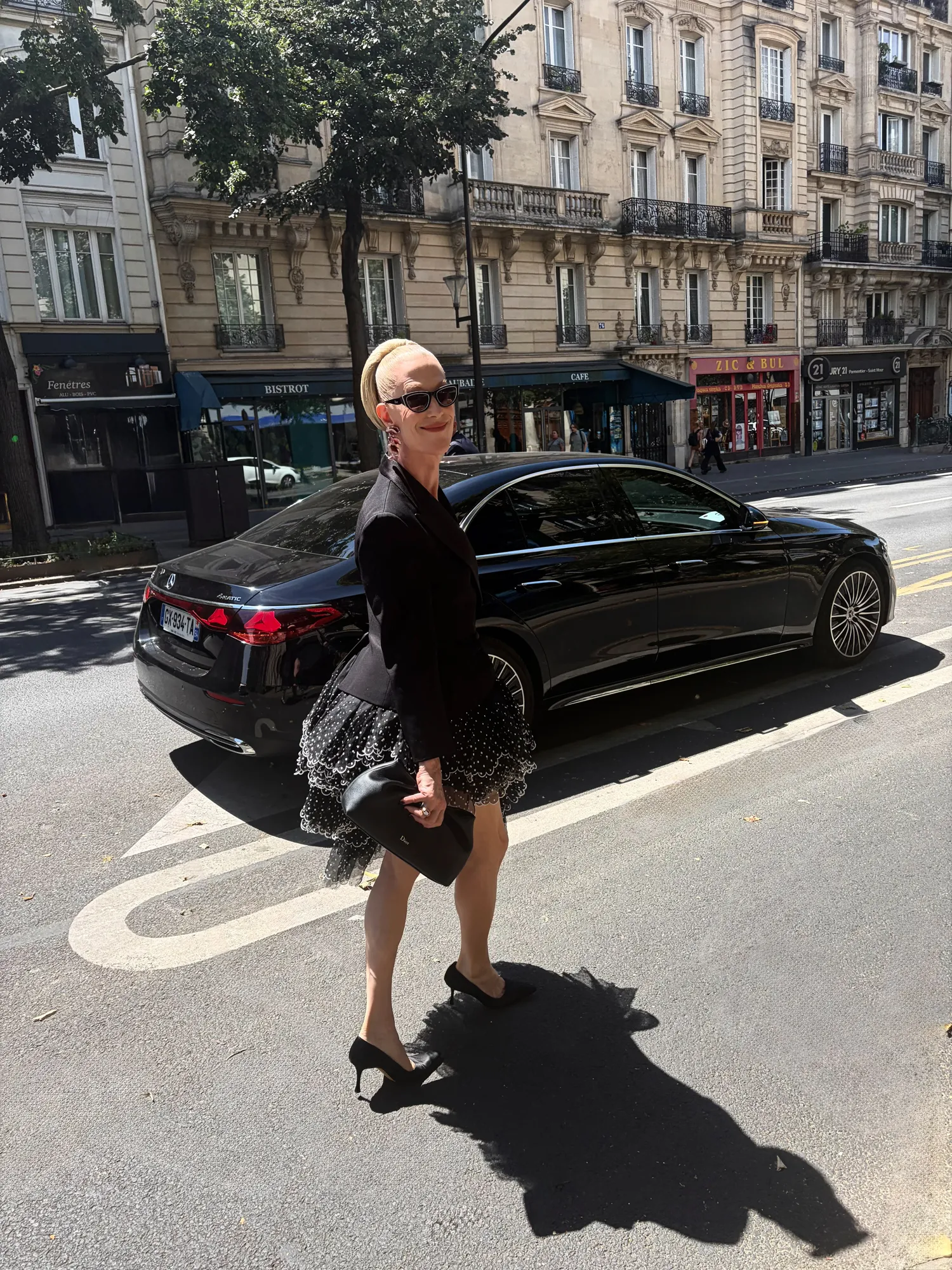 Justin Vivian Bond, star internationale du cabaret et génie certifié, a joué un rôle au cinéma pour explorer leur « pire cauchemar » L'image peut contenir Justin Vivian Bond Piéton Personne Adulte Machine Roue Voiture Véhicule de transport et vêtements