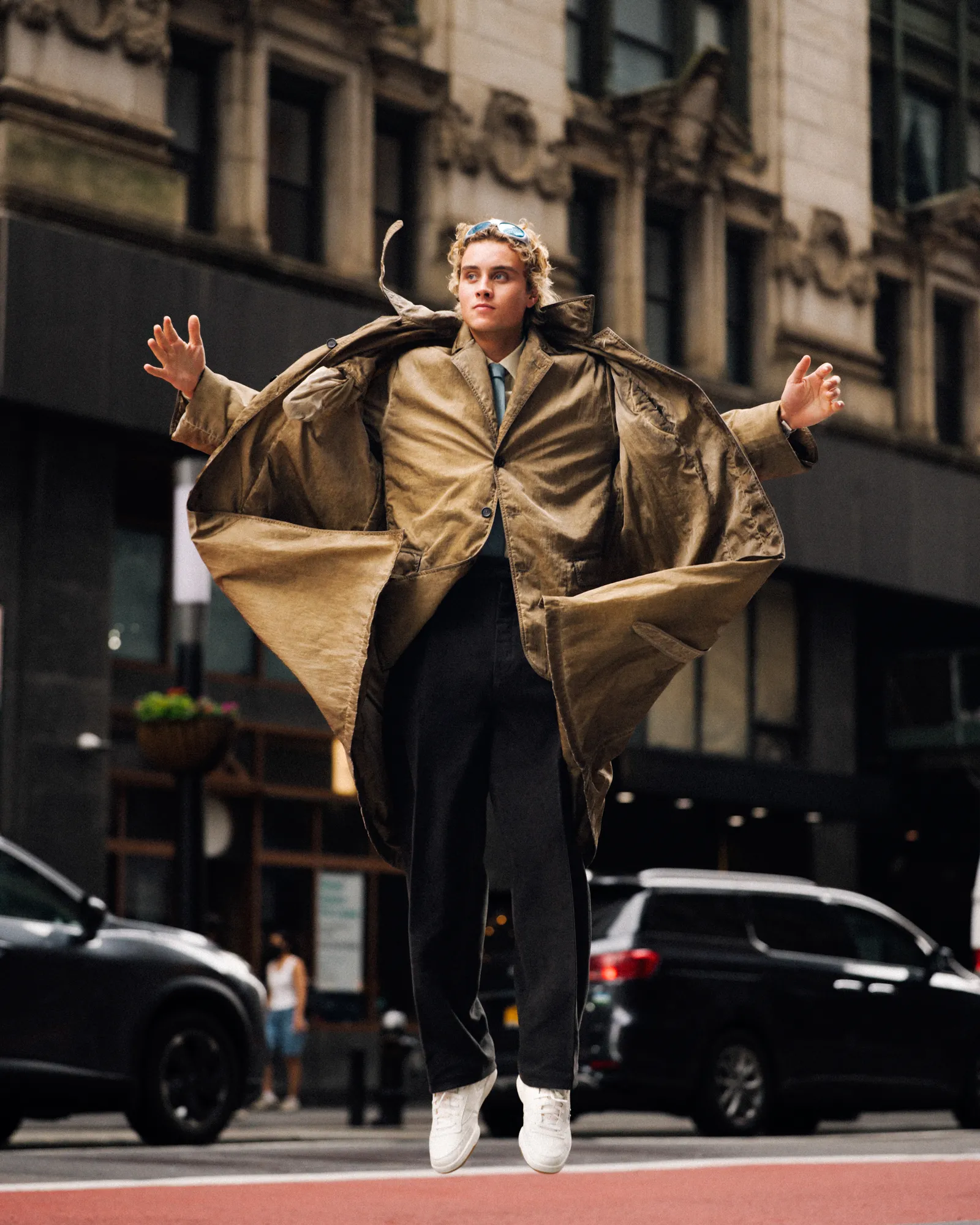 L'image peut contenir des vêtements Manteau Veste Personne adulte Artiste Solo Performance Voiture Transport Véhicule et Ville