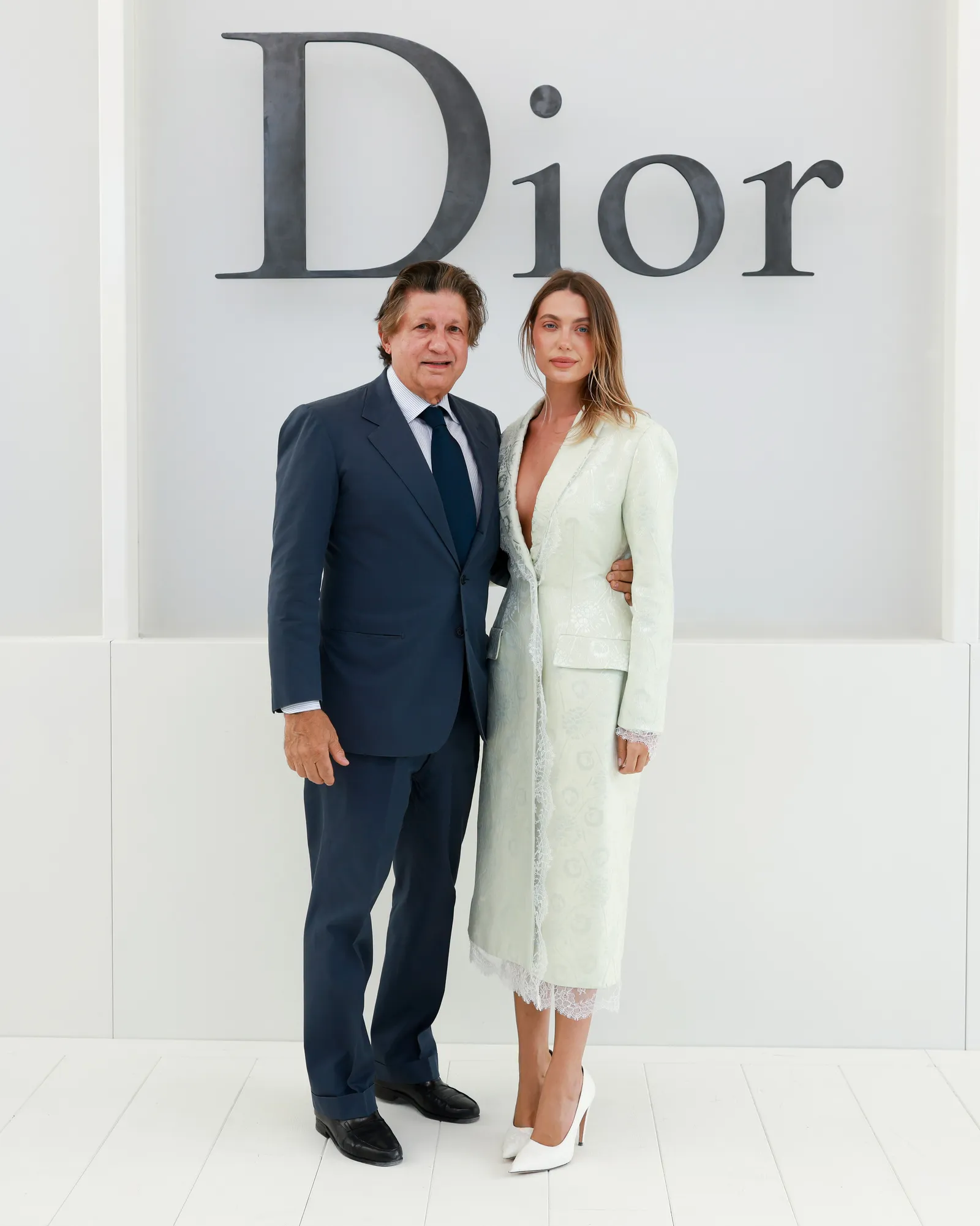 La fille de Mathilde Favier rend hommage à sa défunte mère après que Dior ait dédié une nouvelle collection au directeur de la mode bien-aimé L'image peut contenir Robert Agostinelli Daniela Blume Vêtements Manteau Tenue de soirée Costume Personne Veste Blazer et Adulte