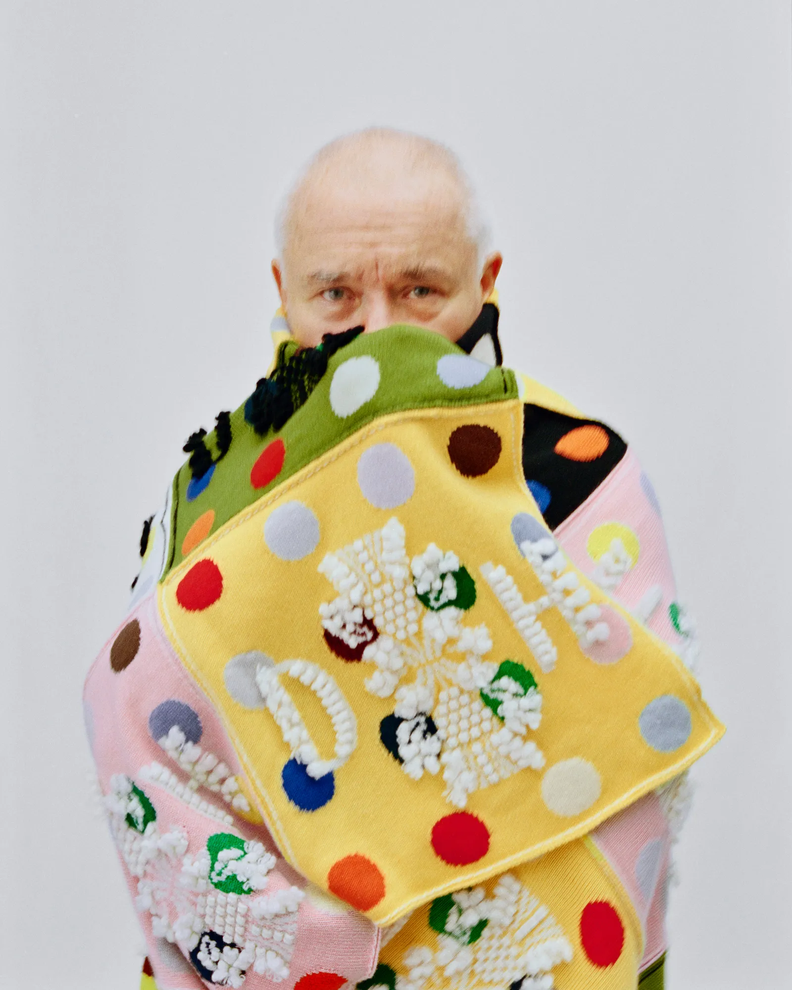 La mode est-elle de l’art ? Damien Hirst règle le compte L'image peut contenir un sac Damien Hirst, une tête et une couverture pour bébé.