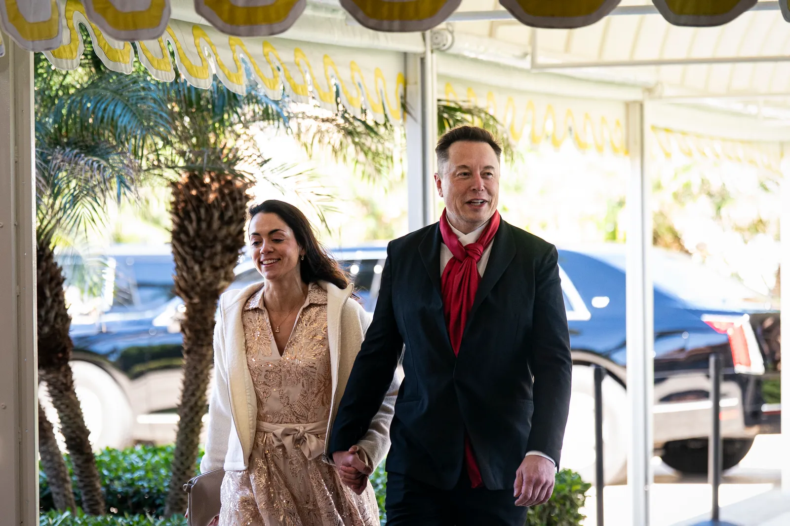 Elon Musk se sépare brusquement de Shivon Zilis, mère de quatre de ses (au moins) 14 enfants L'image peut contenir Elon Musk Blazer Vêtements Manteau Veste Écharpe Personne Adulte Mariage Partie du corps et main