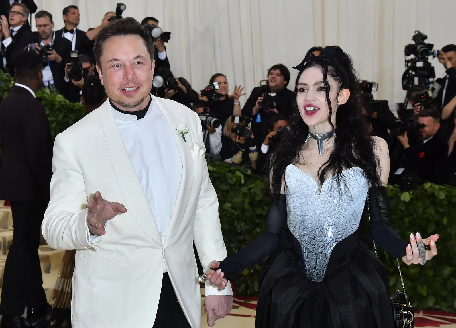 Elon Musk se sépare brusquement de Shivon Zilis, mère de quatre de ses (au moins) 14 enfants L'image peut contenir Elon Musk Grimes Akbar Abdi Vêtements Tenue de soirée Costume Personne Photobombing Adulte et Mariage