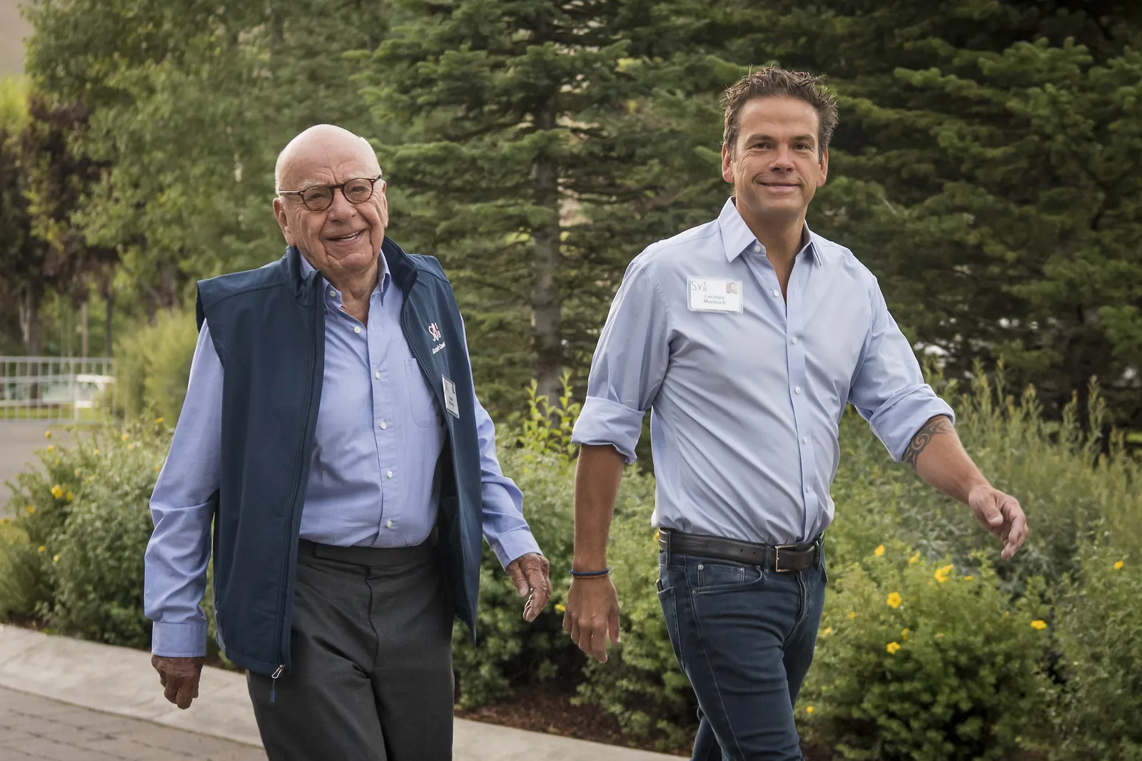 Lachlan Murdoch nage avec les requins. En fait. L'image peut contenir Rupert Murdoch Lachlan Murdoch Partie du corps Main Personne se tenant la main Accessoires et ceinture pour adultes