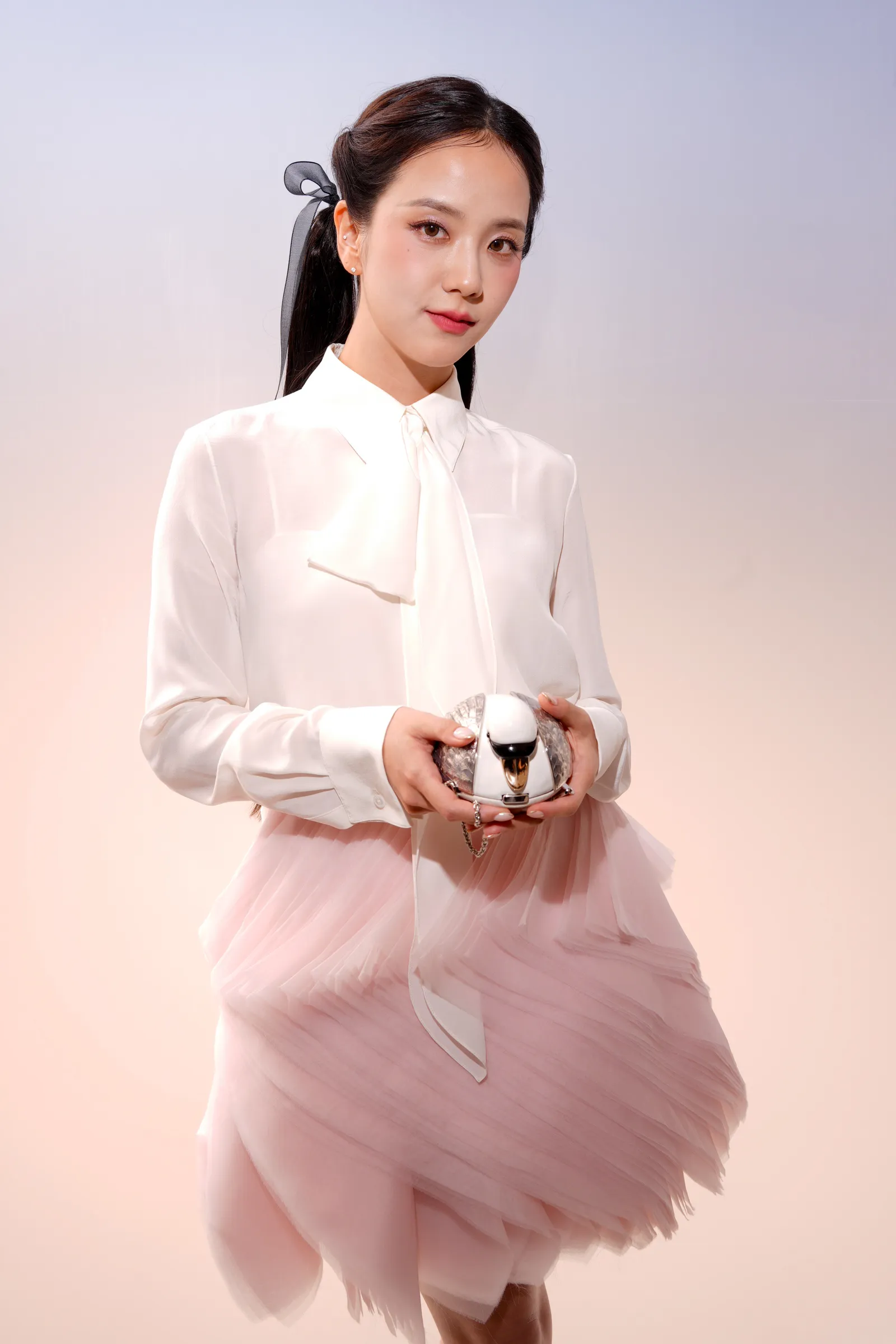 Tous les meilleurs looks des célébrités à la Fashion Week de Paris L'image peut contenir des vêtements de cérémonie Personne adulte Chemisier Vêtements Photographie Robe Visage Tête Portrait Heureux et souriant