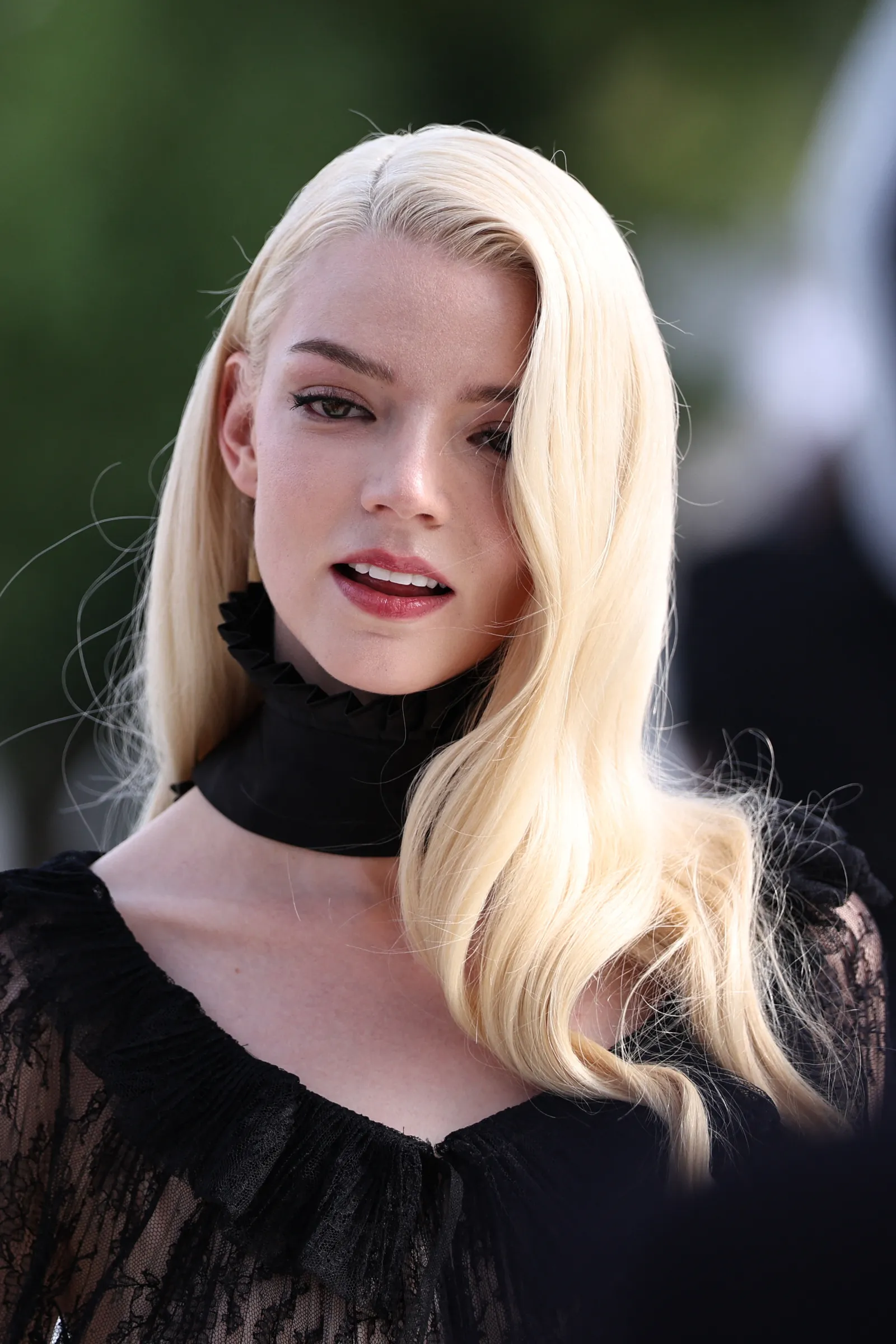 Tous les meilleurs looks des célébrités à la Fashion Week de Paris L'image peut contenir Anya TaylorJoy, personne aux cheveux blonds et adulte.