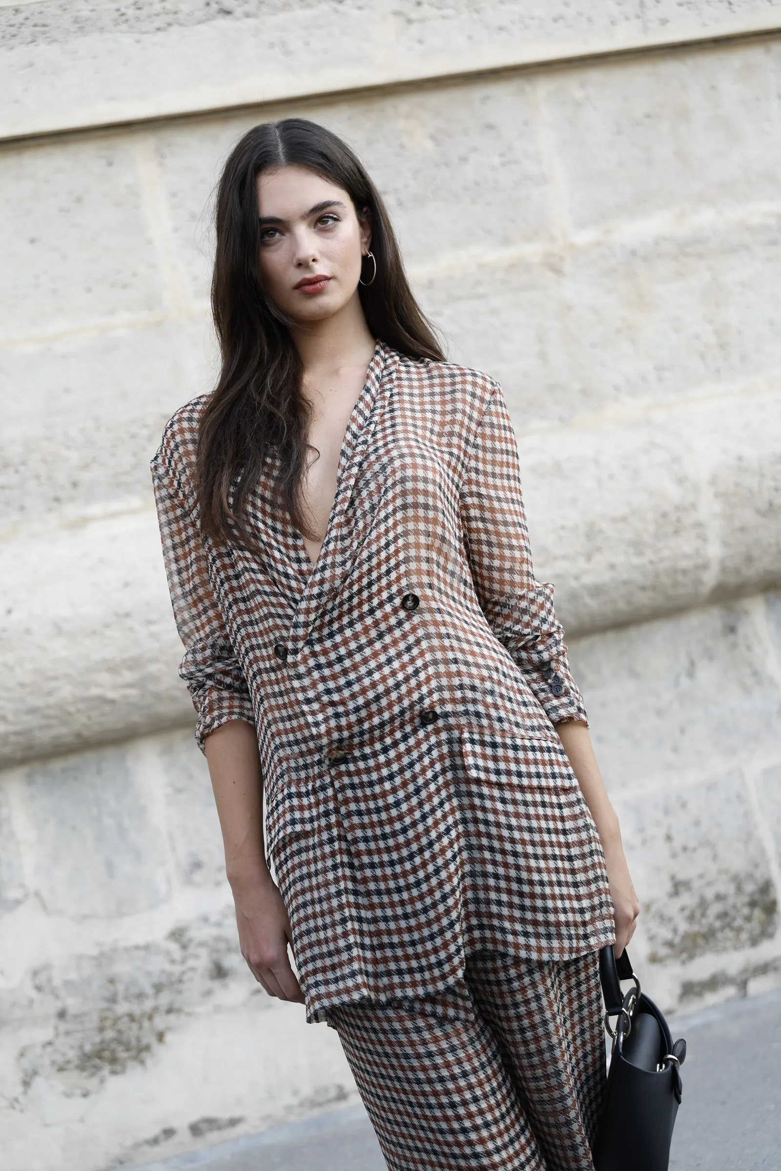 Tous les meilleurs looks des célébrités à la Fashion Week de Paris L'image peut contenir des manches de vêtements Cheveux noirs Personne Adulte Vêtements de cérémonie Manteau Accessoires Sac Sac à main et tête