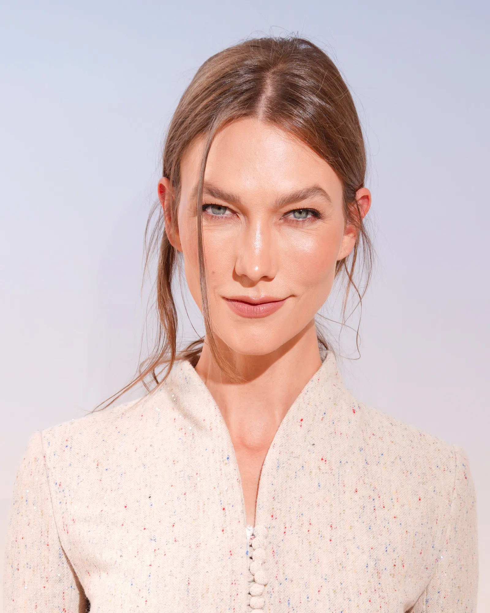 Tous les meilleurs looks des célébrités à la Fashion Week de Paris L'image peut contenir une personne adulte, une tête, un visage, une photographie, un portrait, une partie du corps, un cou, une blonde ou des cheveux.