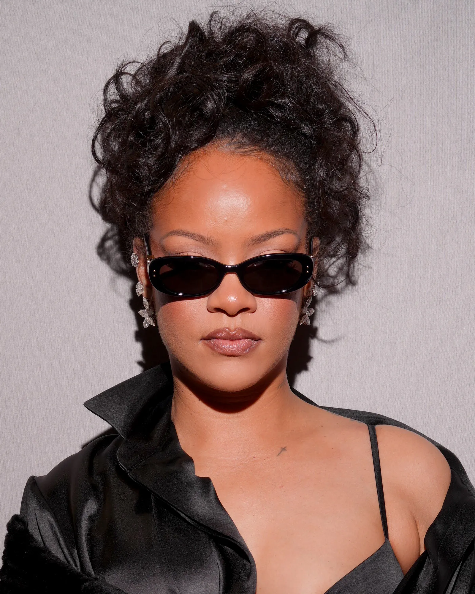 Tous les meilleurs looks des célébrités à la Fashion Week de Paris L'image peut contenir Rihanna Accessoires Lunettes de soleil Personne adulte Visage Tête Photographie Portrait Cheveux et cheveux noirs