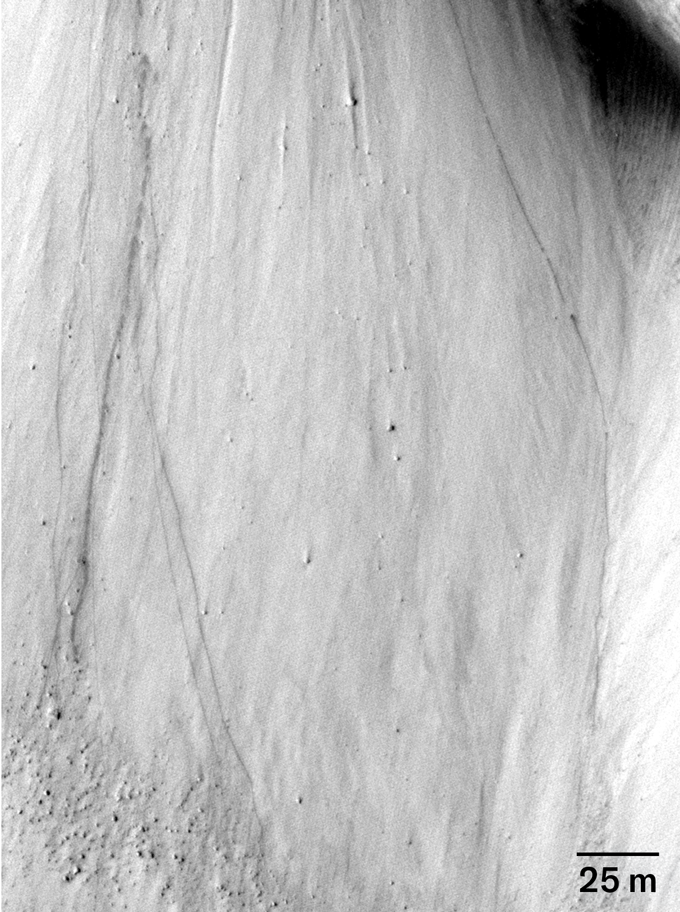 Un gros plan de Cerberus Fossae sur Mars avant un séisme avec une ligne rocheuse en haut à droite