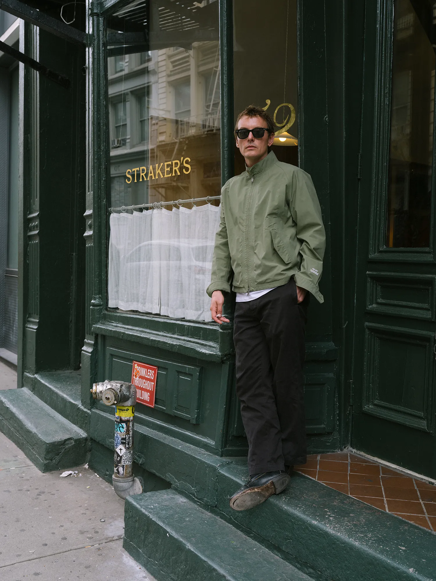 L'image peut contenir des vêtements Pantalons Personne debout Chaussures pour adultes Accessoires pour chaussures Lunettes Chemin et bouche d'incendie