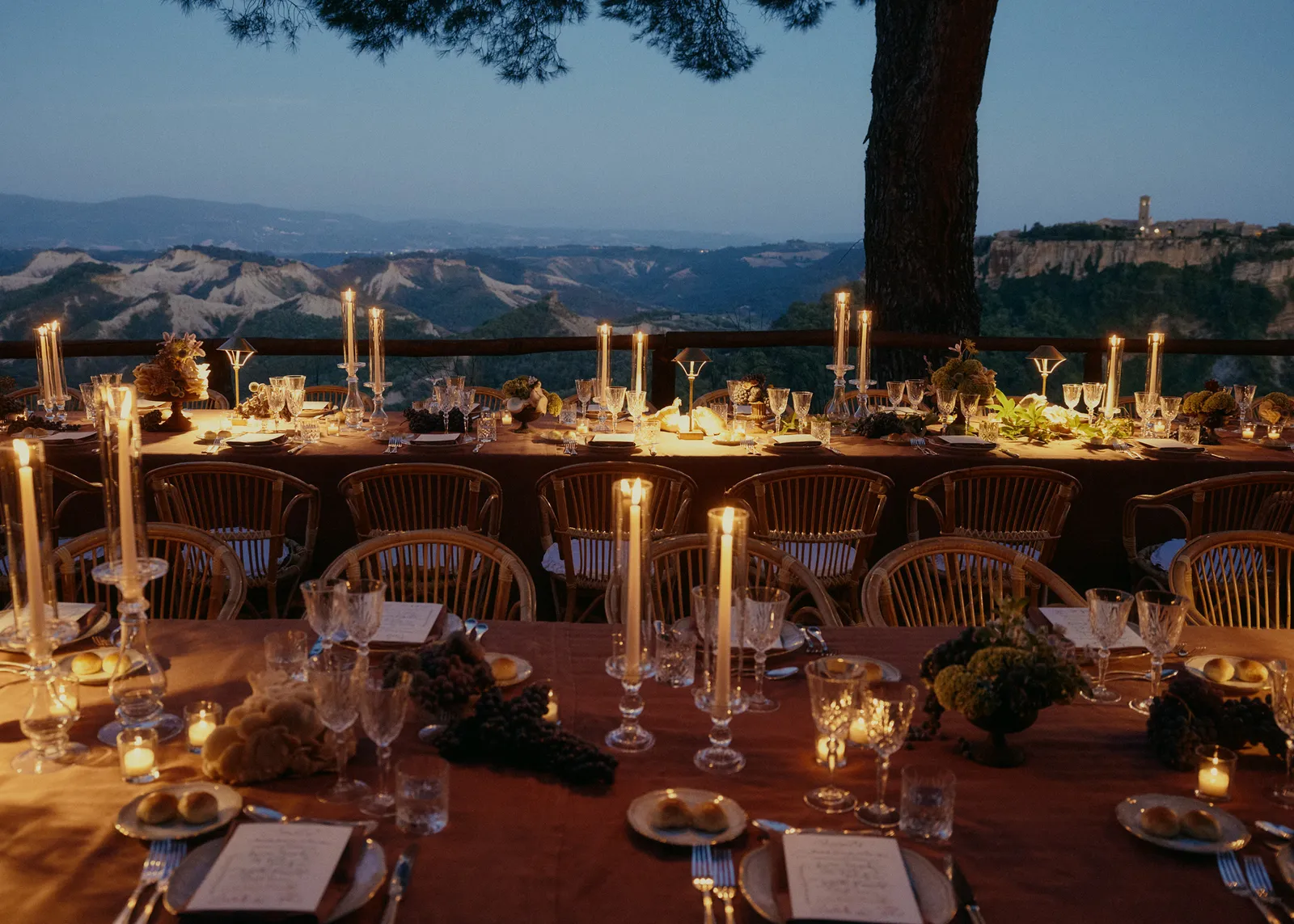 L'image peut contenir une table à manger, un meuble, une table, une architecture, un bâtiment, une salle à manger, à l'intérieur, une chaise et à l'extérieur.