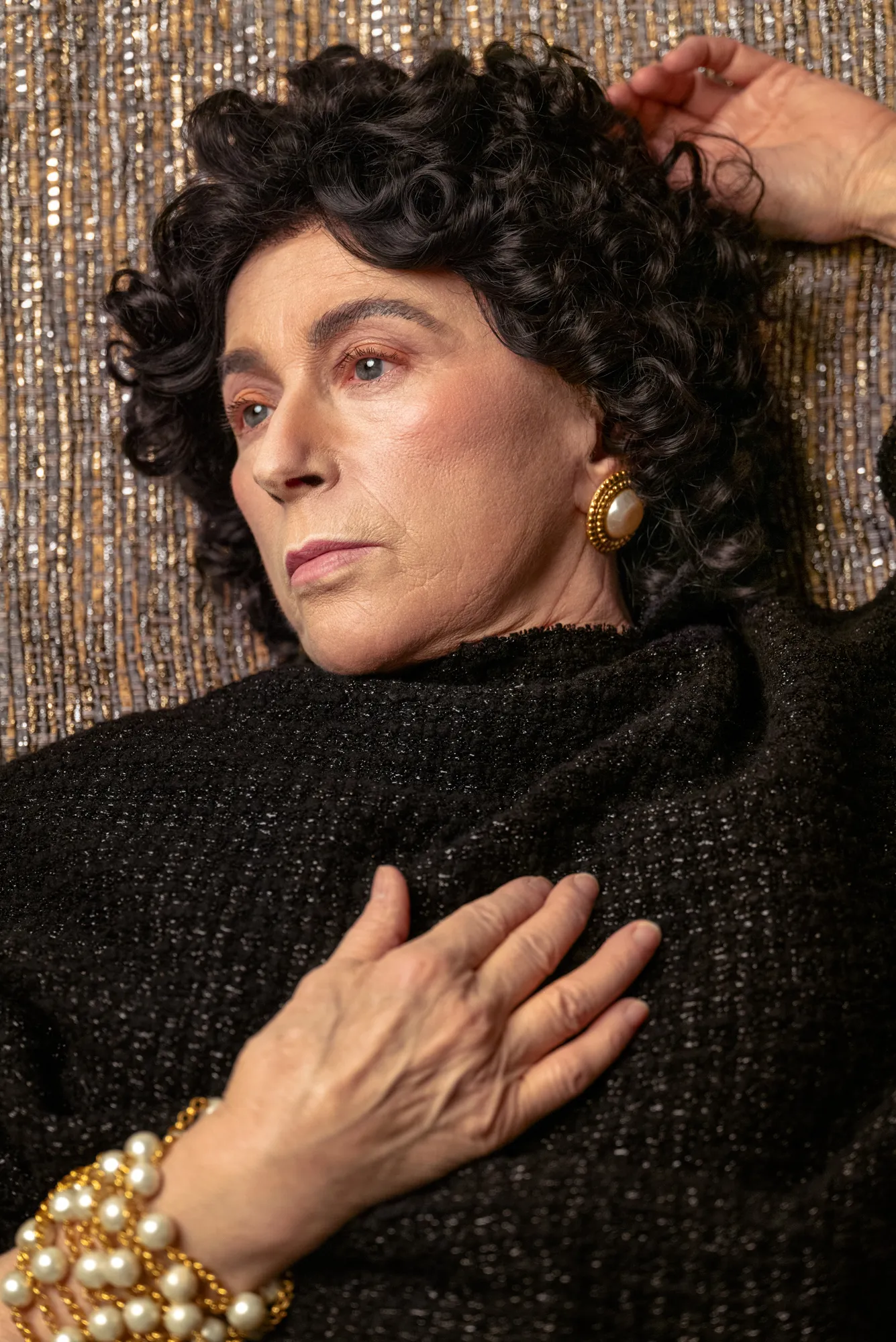L'image peut contenir Cindy Sherman Personne adulte Cheveux noirs Cheveux Partie du corps Doigt Main Visage Tête et photographie
