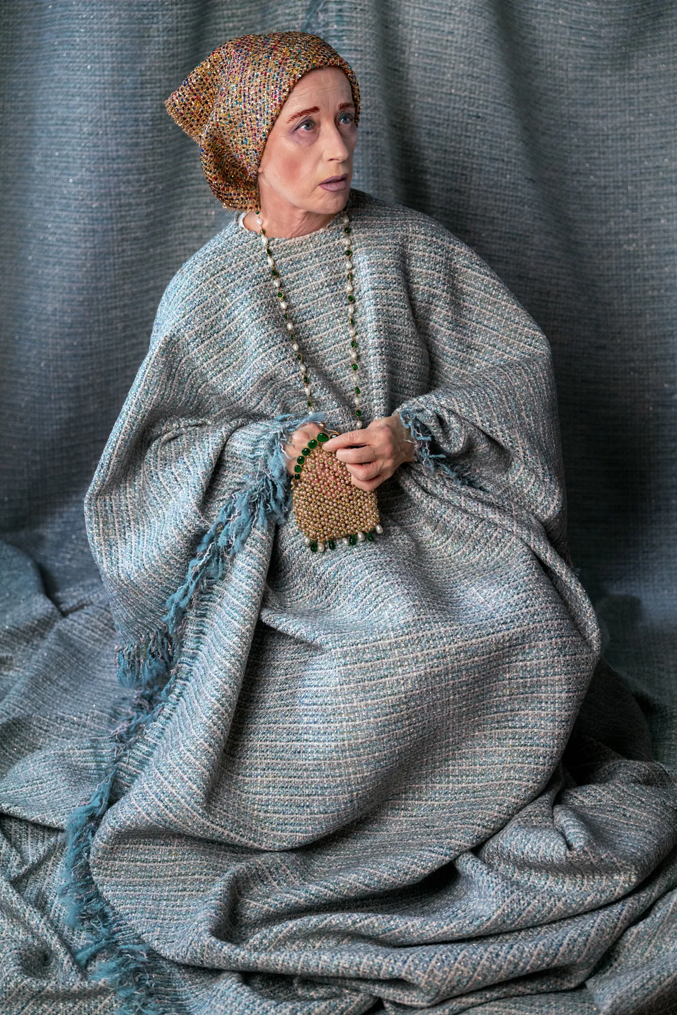 L'image peut contenir Cindy Sherman, personne adulte, couverture, accessoires, bijoux et collier.